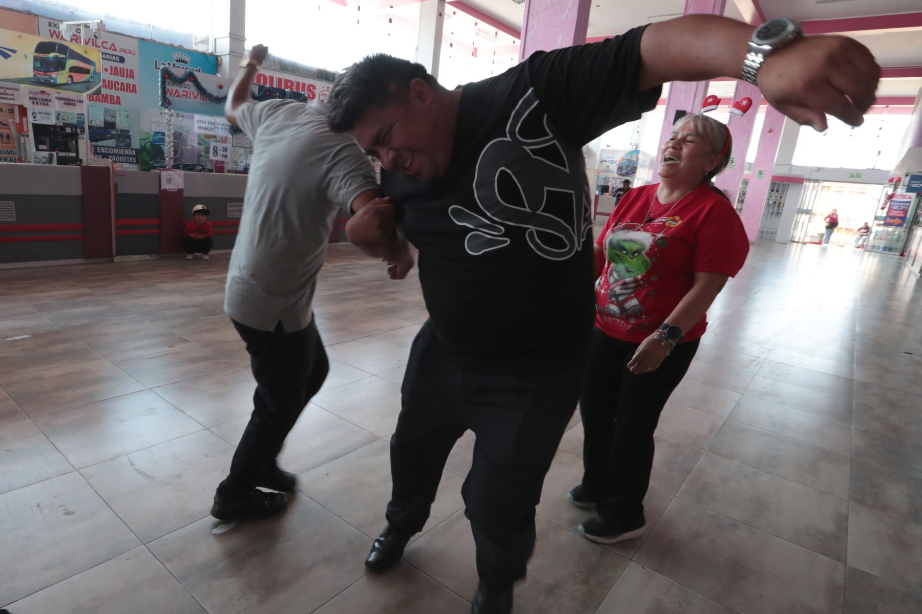 A pocas horas de celebrarse la Navidad, en el Terminal Terrestre de Yerbateros no se pudo observar afluencia de pasajeros como en años anteriores, esta vez lucia vacío.
Esta vez los pasajes al interior de país no registraron alzas. 
Foto: ANDINA/Verónica Calderón Zúñiga