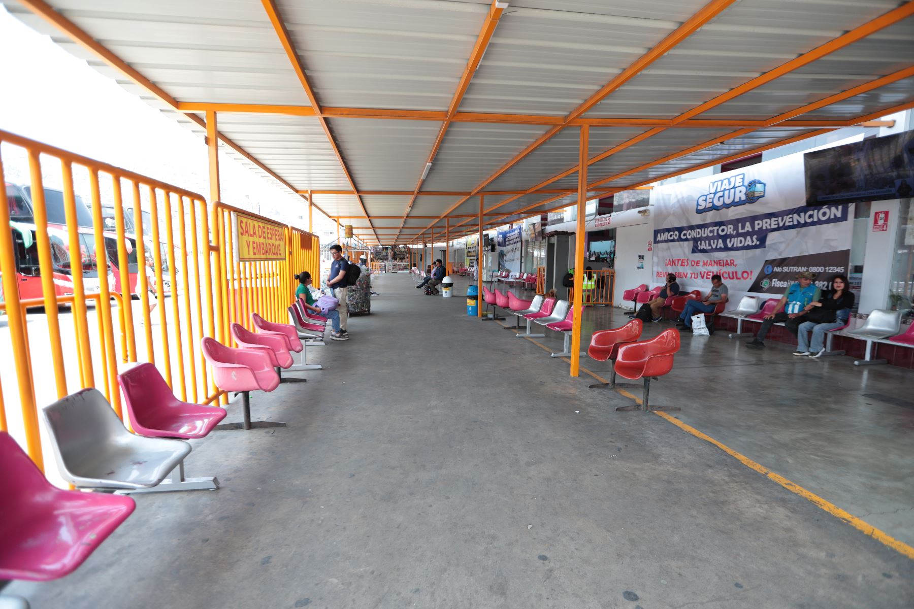 A pocas horas de celebrarse la Navidad, en el Terminal Terrestre de Yerbateros no se pudo observar afluencia de pasajeros como en años anteriores, esta vez lucia vacío.
Esta vez los pasajes al interior de país no registraron alzas. 
Foto: ANDINA/Verónica Calderón Zúñiga