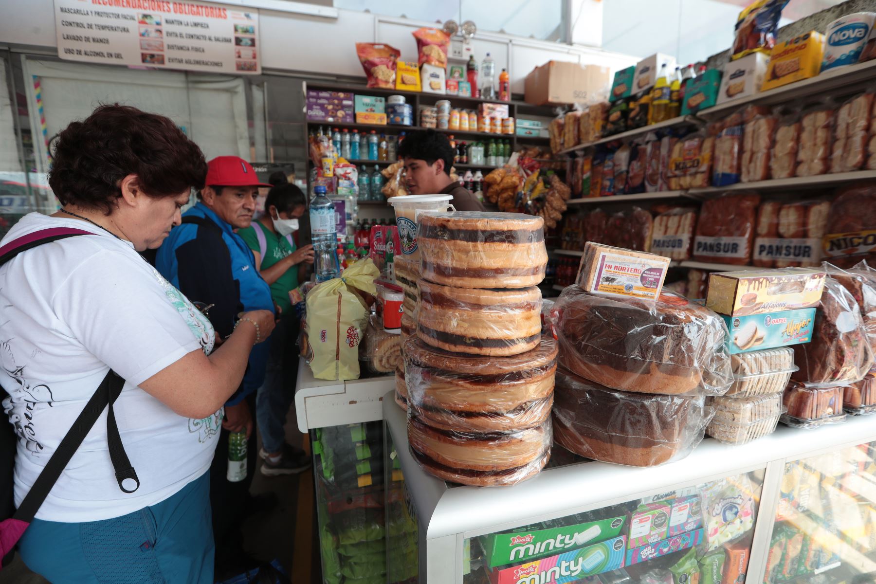 A pocas horas de celebrarse la Navidad, en el Terminal Terrestre de Yerbateros no se pudo observar afluencia de pasajeros como en años anteriores, esta vez lucia vacío.
Esta vez los pasajes al interior de país no registraron alzas. 
Foto: ANDINA/Verónica Calderón Zúñiga