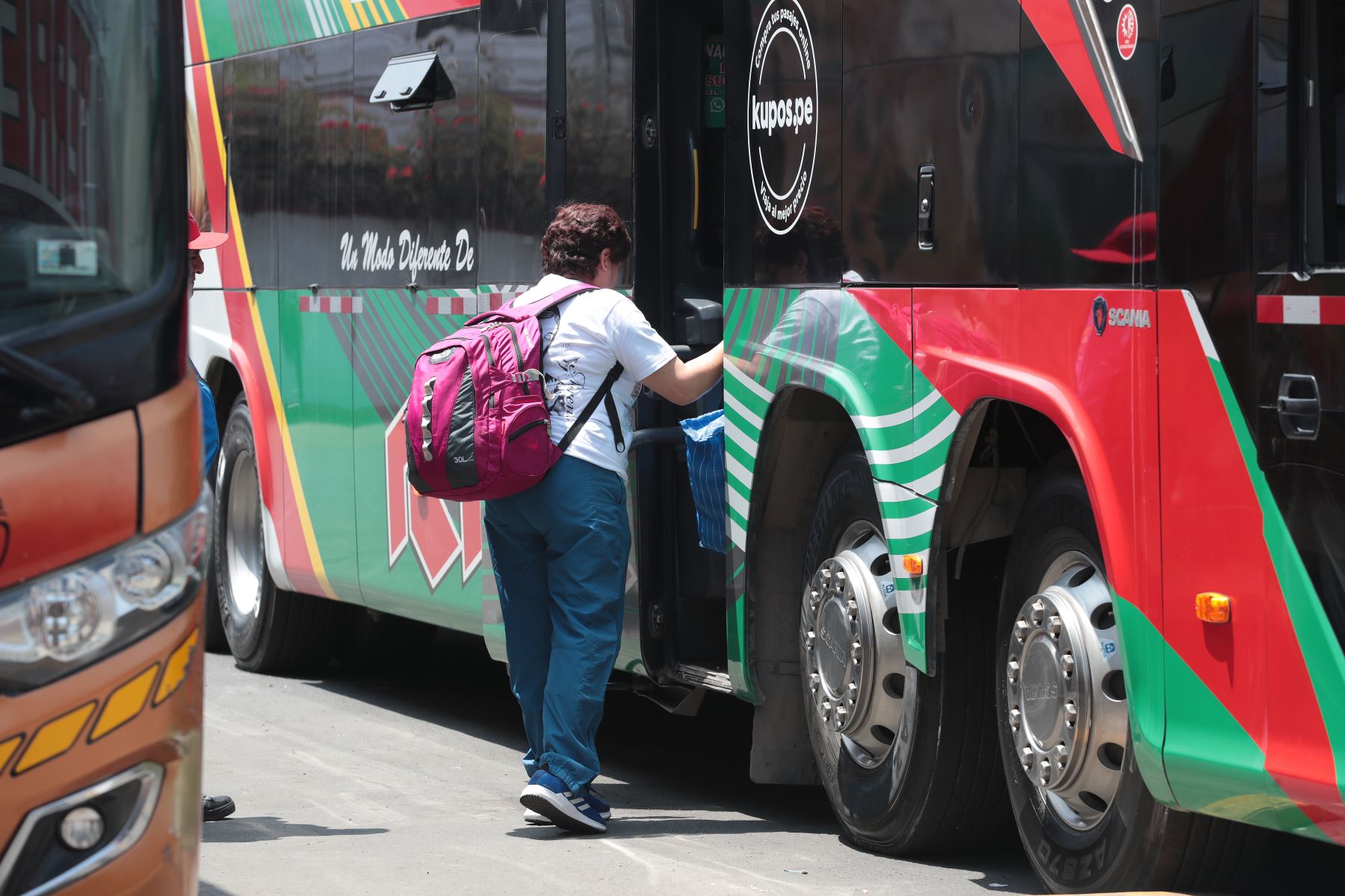 A pocas horas de celebrarse la Navidad, en el Terminal Terrestre de Yerbateros no se pudo observar afluencia de pasajeros como en años anteriores, esta vez lucia vacío.
Esta vez los pasajes al interior de país no registraron alzas. 
Foto: ANDINA/Verónica Calderón Zúñiga