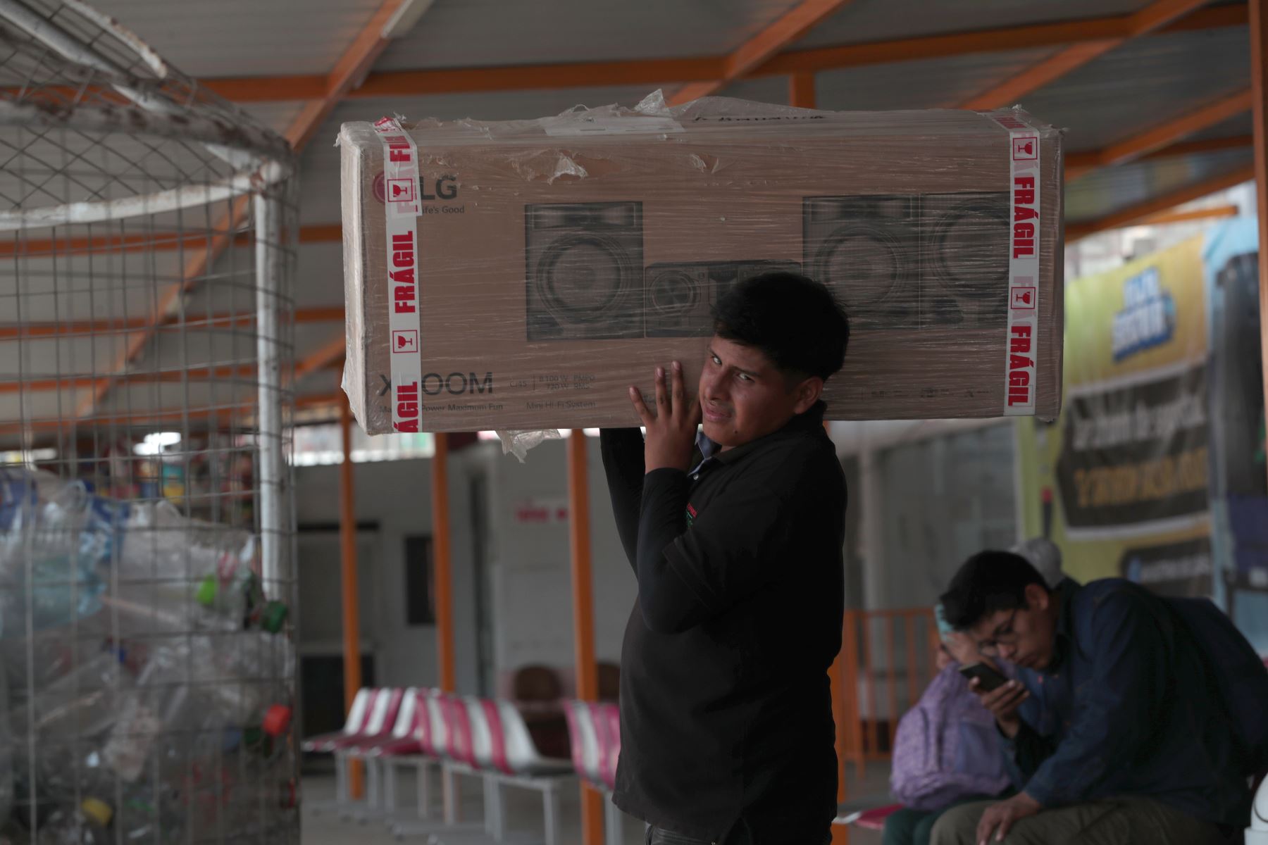 A pocas horas de celebrarse la Navidad, en el Terminal Terrestre de Yerbateros no se pudo observar afluencia de pasajeros como en años anteriores, esta vez lucia vacío.
Esta vez los pasajes al interior de país no registraron alzas. 
Foto: ANDINA/Verónica Calderón Zúñiga