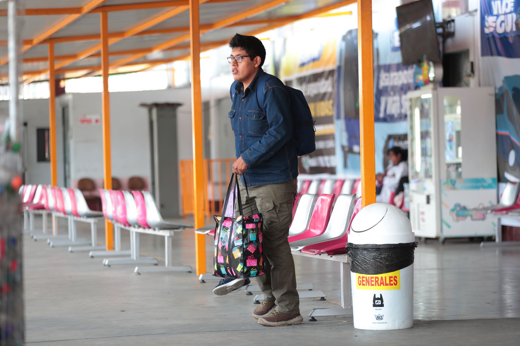 A pocas horas de celebrarse la Navidad, en el Terminal Terrestre de Yerbateros no se pudo observar afluencia de pasajeros como en años anteriores, esta vez lucia vacío.
Esta vez los pasajes al interior de país no registraron alzas. 
Foto: ANDINA/Verónica Calderón Zúñiga