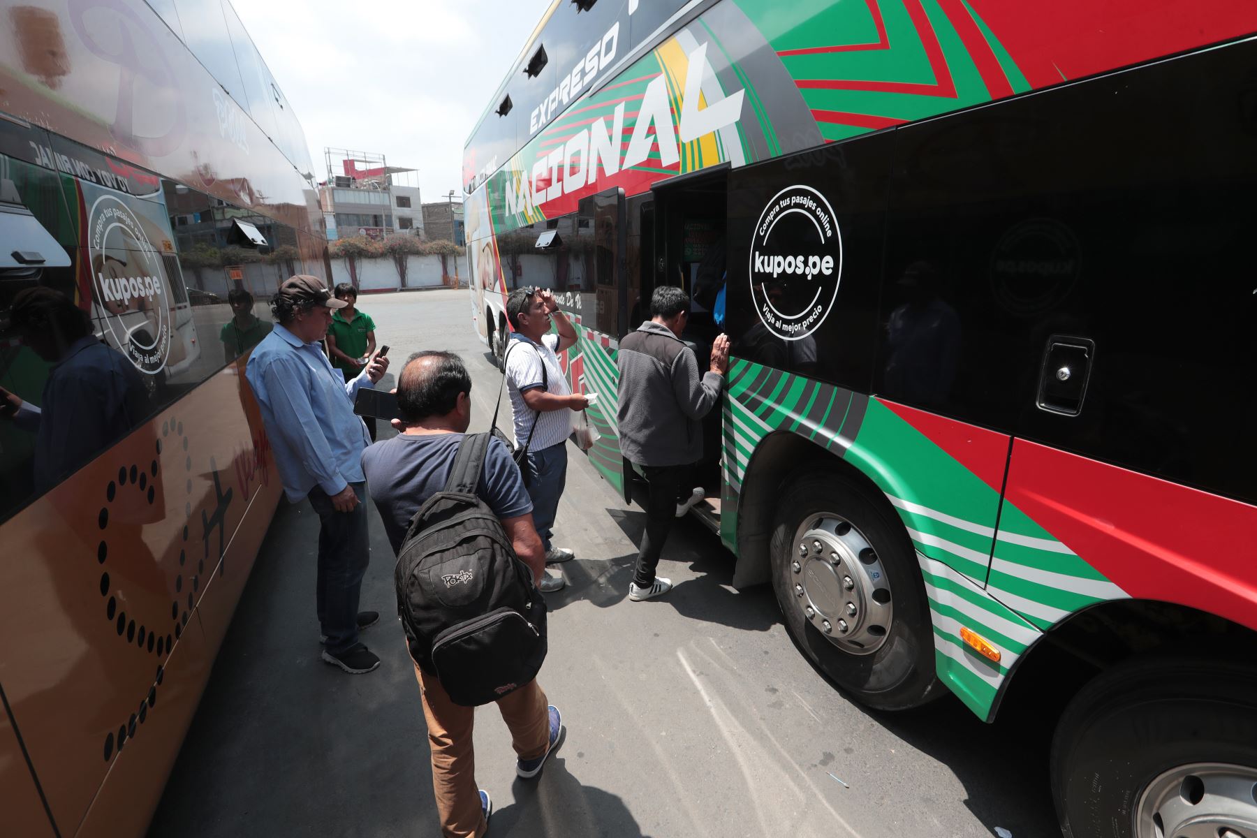 A pocas horas de celebrarse la Navidad, en el Terminal Terrestre de Yerbateros no se pudo observar afluencia de pasajeros como en años anteriores, esta vez lucia vacío.
Esta vez los pasajes al interior de país no registraron alzas. 
Foto: ANDINA/Verónica Calderón Zúñiga