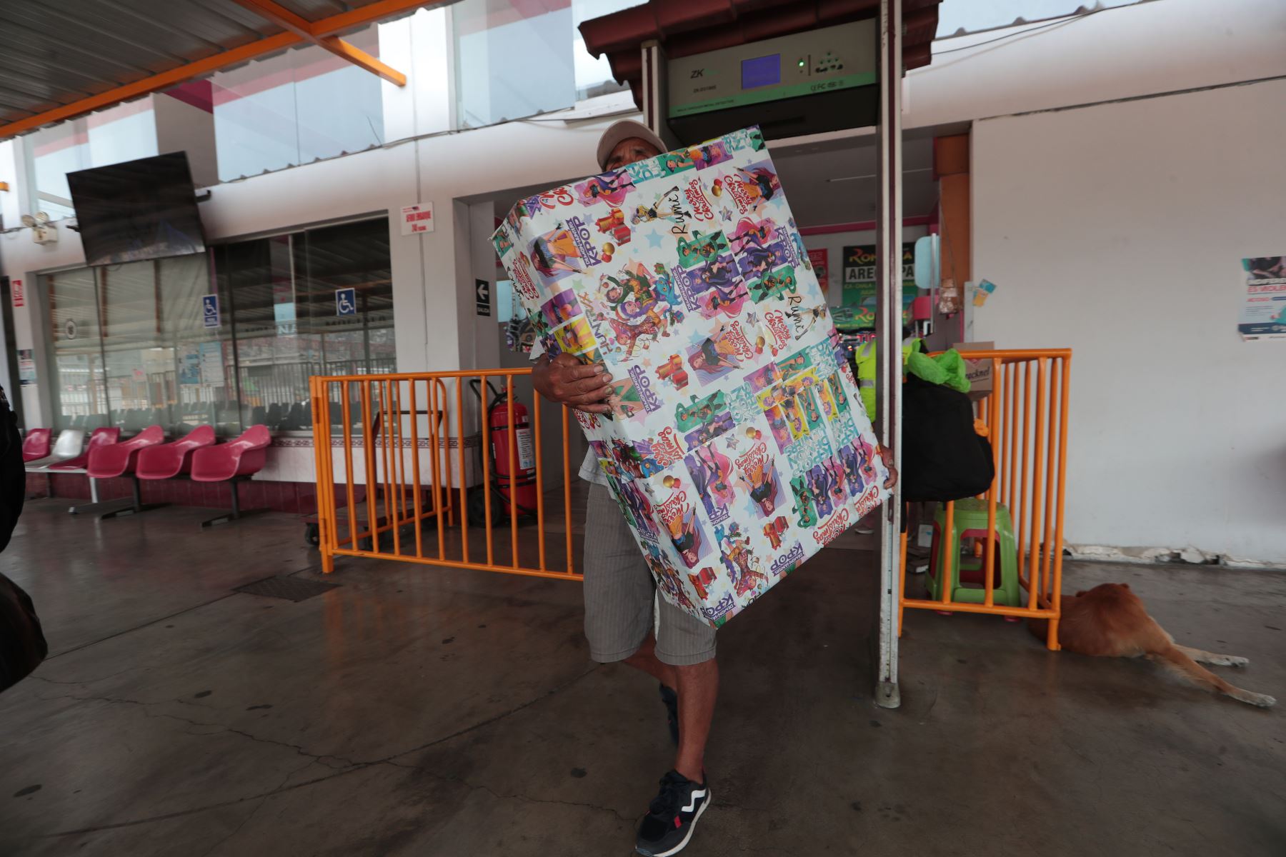 A pocas horas de celebrarse la Navidad, en el Terminal Terrestre de Yerbateros no se pudo observar afluencia de pasajeros como en años anteriores, esta vez lucia vacío.
Esta vez los pasajes al interior de país no registraron alzas. 
Foto: ANDINA/Verónica Calderón Zúñiga