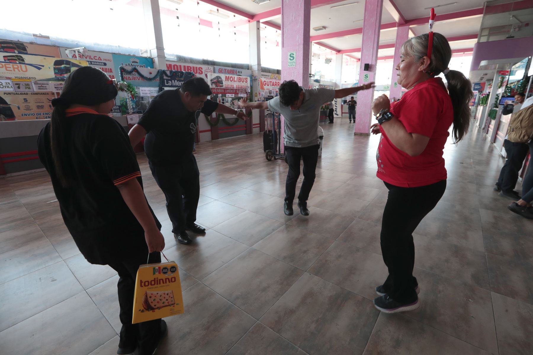 A pocas horas de celebrarse la Navidad, en el Terminal Terrestre de Yerbateros no se pudo observar afluencia de pasajeros como en años anteriores, esta vez lucia vacío.
Esta vez los pasajes al interior de país no registraron alzas. 
Foto: ANDINA/Verónica Calderón Zúñiga