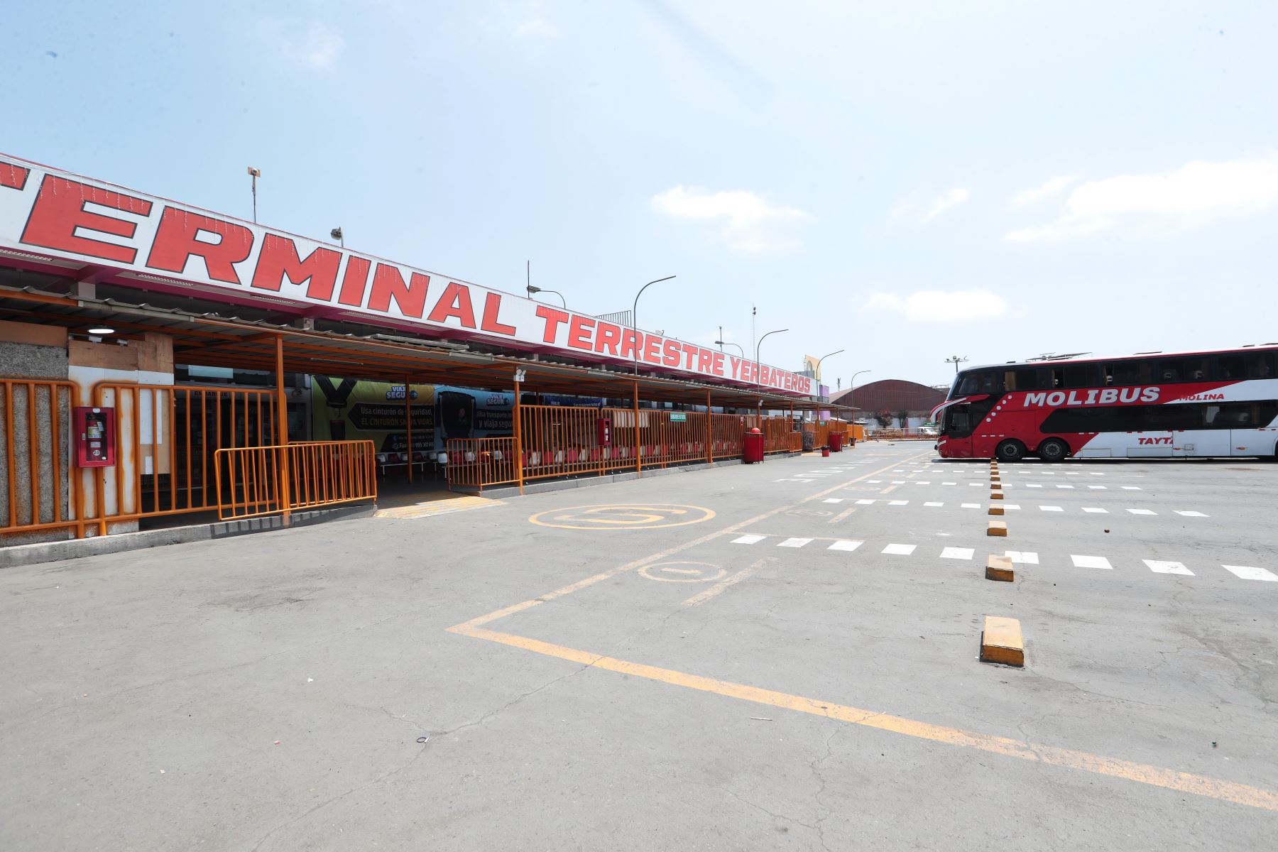 A pocas horas de celebrarse la Navidad, en el Terminal Terrestre de Yerbateros no se pudo observar afluencia de pasajeros como en años anteriores, esta vez lucia vacío.
Esta vez los pasajes al interior de país no registraron alzas. 
Foto: ANDINA/Verónica Calderón Zúñiga