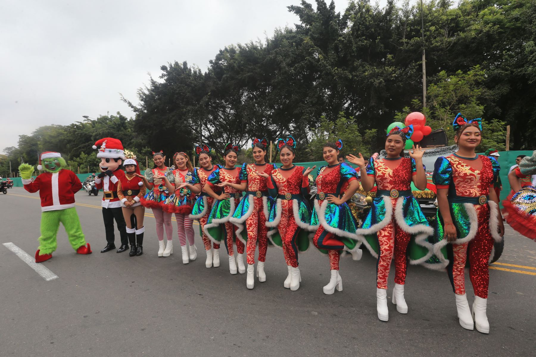 La División de Tránsito realizó una Caravana Navideña con el objetivo de llevar un mensaje de alegría, prevención y seguridad vial a la ciudadanía durante la temporada festiva. La actividad se inició en el Campo de Marte y contó con la participación de personal policial, vehículos institucionales y mensajes alusivos a la Navidad y a la conducción responsable. El evento fue encabezado por autoridades policiales y contó con presencia de medios de comunicación. Foto: ANDINA/Héctor Vinces
