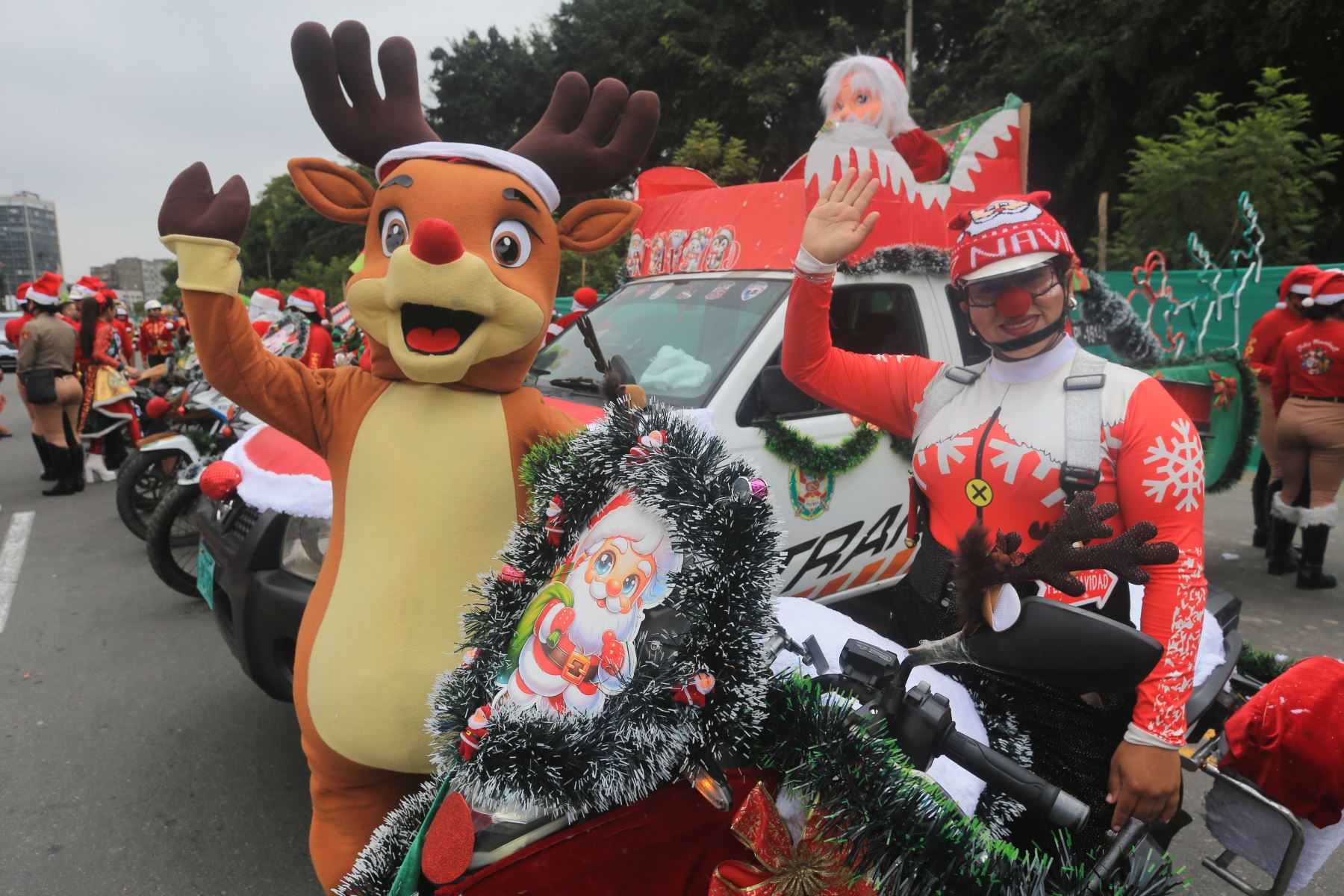 La División de Tránsito realizó una Caravana Navideña con el objetivo de llevar un mensaje de alegría, prevención y seguridad vial a la ciudadanía durante la temporada festiva. La actividad se inició en el Campo de Marte y contó con la participación de personal policial, vehículos institucionales y mensajes alusivos a la Navidad y a la conducción responsable. El evento fue encabezado por autoridades policiales y contó con presencia de medios de comunicación. Foto: ANDINA/Héctor Vinces