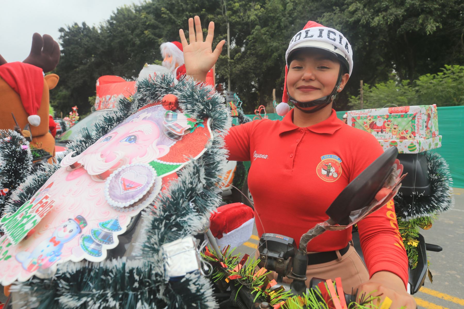 La División de Tránsito realizó una Caravana Navideña con el objetivo de llevar un mensaje de alegría, prevención y seguridad vial a la ciudadanía durante la temporada festiva. La actividad se inició en el Campo de Marte y contó con la participación de personal policial, vehículos institucionales y mensajes alusivos a la Navidad y a la conducción responsable. El evento fue encabezado por autoridades policiales y contó con presencia de medios de comunicación. Foto: ANDINA/Héctor Vinces