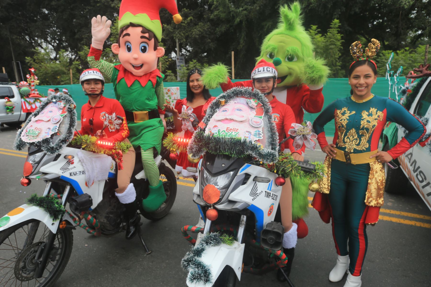 La División de Tránsito realizó una Caravana Navideña con el objetivo de llevar un mensaje de alegría, prevención y seguridad vial a la ciudadanía durante la temporada festiva. La actividad se inició en el Campo de Marte y contó con la participación de personal policial, vehículos institucionales y mensajes alusivos a la Navidad y a la conducción responsable. El evento fue encabezado por autoridades policiales y contó con presencia de medios de comunicación. Foto: ANDINA/Héctor Vinces
