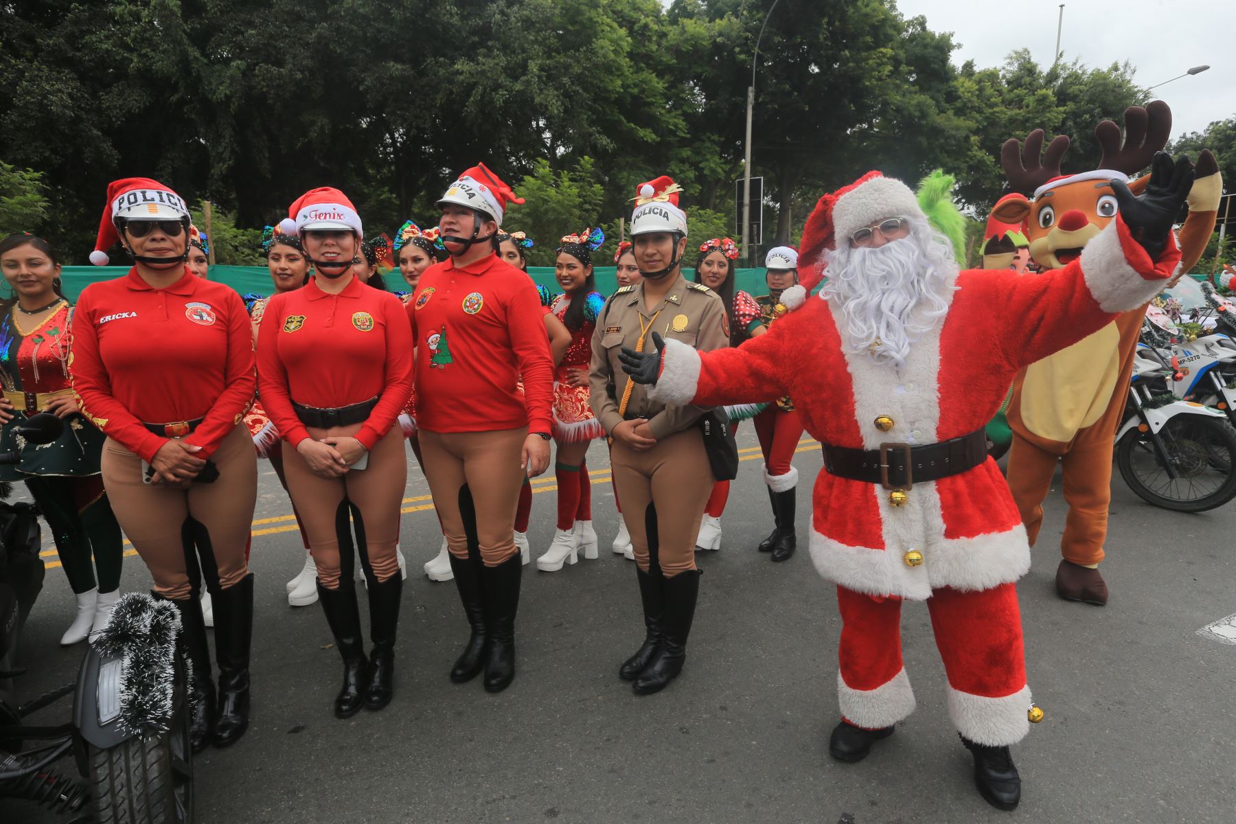 La División de Tránsito realizó una Caravana Navideña con el objetivo de llevar un mensaje de alegría, prevención y seguridad vial a la ciudadanía durante la temporada festiva. La actividad se inició en el Campo de Marte y contó con la participación de personal policial, vehículos institucionales y mensajes alusivos a la Navidad y a la conducción responsable. El evento fue encabezado por autoridades policiales y contó con presencia de medios de comunicación. Foto: ANDINA/Héctor Vinces