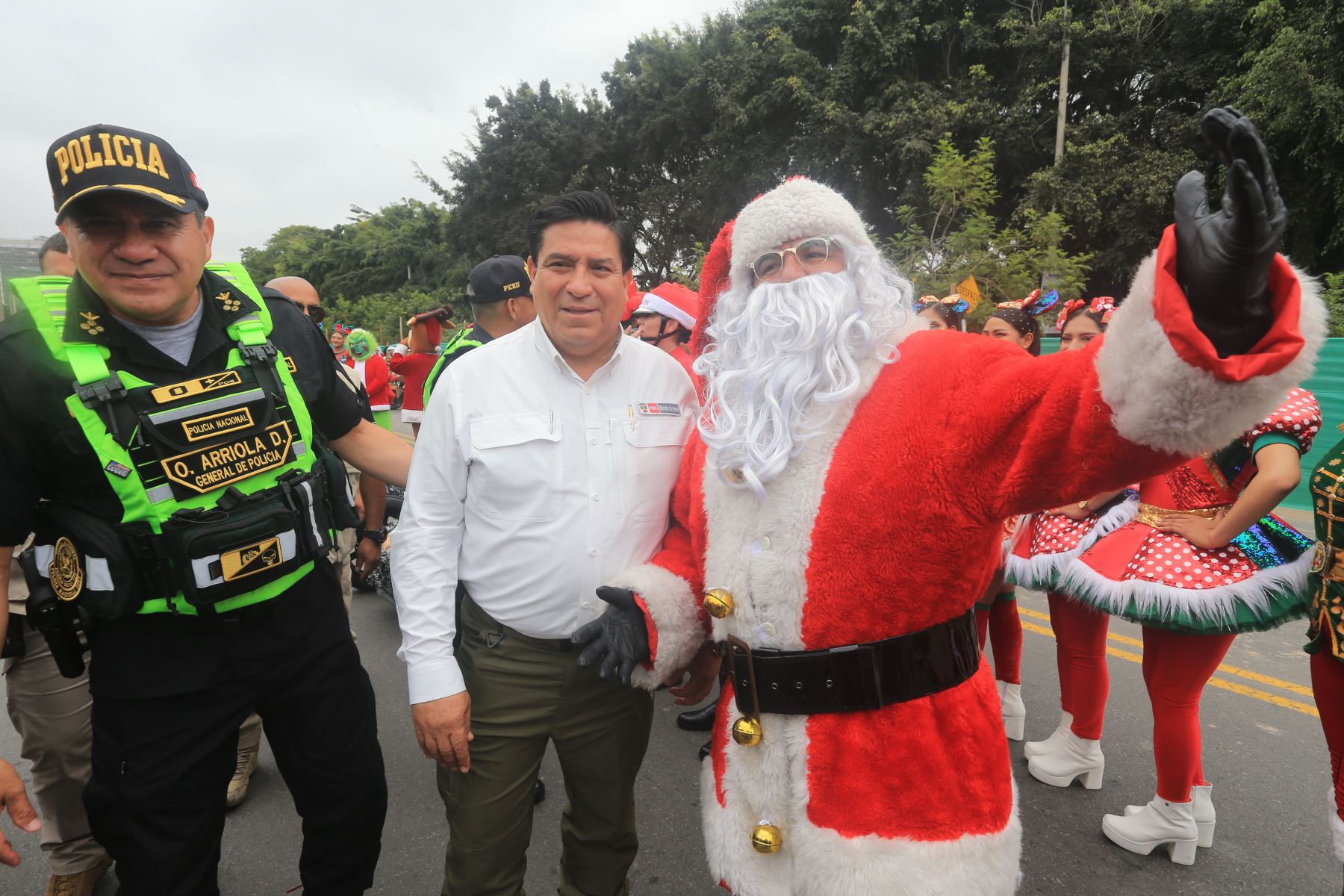 La División de Tránsito realizó una Caravana Navideña con el objetivo de llevar un mensaje de alegría, prevención y seguridad vial a la ciudadanía durante la temporada festiva. La actividad se inició en el Campo de Marte y contó con la participación de personal policial, vehículos institucionales y mensajes alusivos a la Navidad y a la conducción responsable. El evento fue encabezado por autoridades policiales y contó con presencia de medios de comunicación. Foto: ANDINA/Héctor Vinces