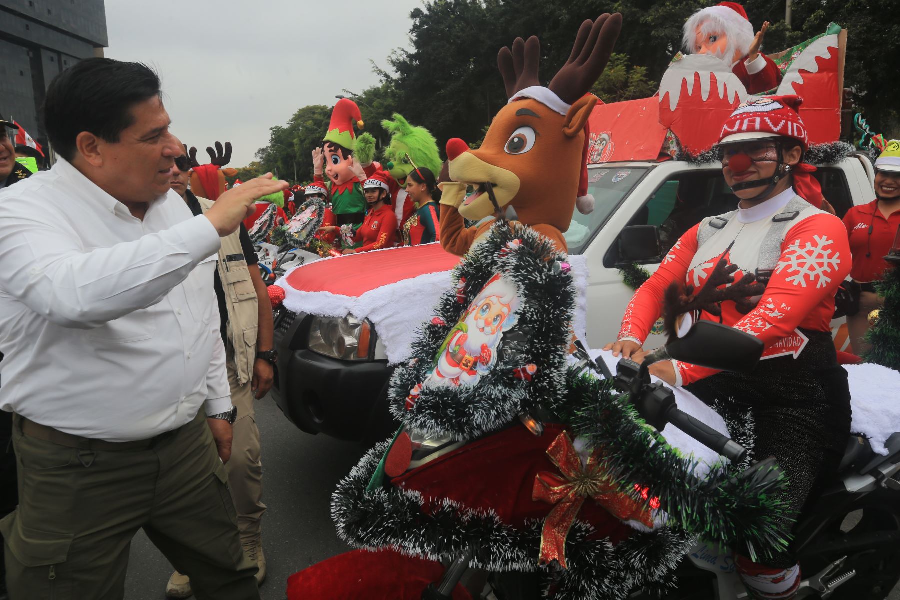 La División de Tránsito realizó una Caravana Navideña con el objetivo de llevar un mensaje de alegría, prevención y seguridad vial a la ciudadanía durante la temporada festiva. La actividad se inició en el Campo de Marte y contó con la participación de personal policial, vehículos institucionales y mensajes alusivos a la Navidad y a la conducción responsable. El evento fue encabezado por autoridades policiales y contó con presencia de medios de comunicación. Foto: ANDINA/Héctor Vinces