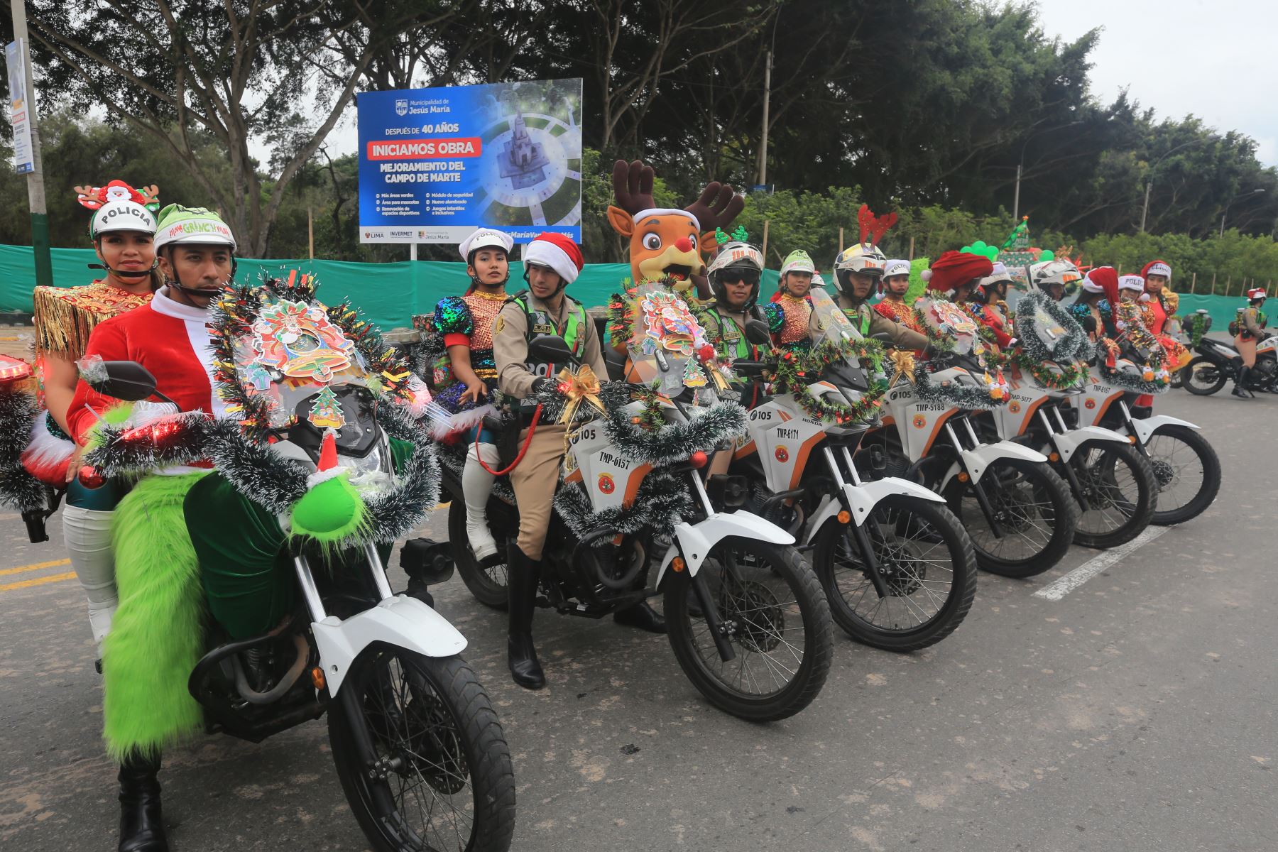 La División de Tránsito realizó una Caravana Navideña con el objetivo de llevar un mensaje de alegría, prevención y seguridad vial a la ciudadanía durante la temporada festiva. La actividad se inició en el Campo de Marte y contó con la participación de personal policial, vehículos institucionales y mensajes alusivos a la Navidad y a la conducción responsable. El evento fue encabezado por autoridades policiales y contó con presencia de medios de comunicación. Foto: ANDINA/Héctor Vinces