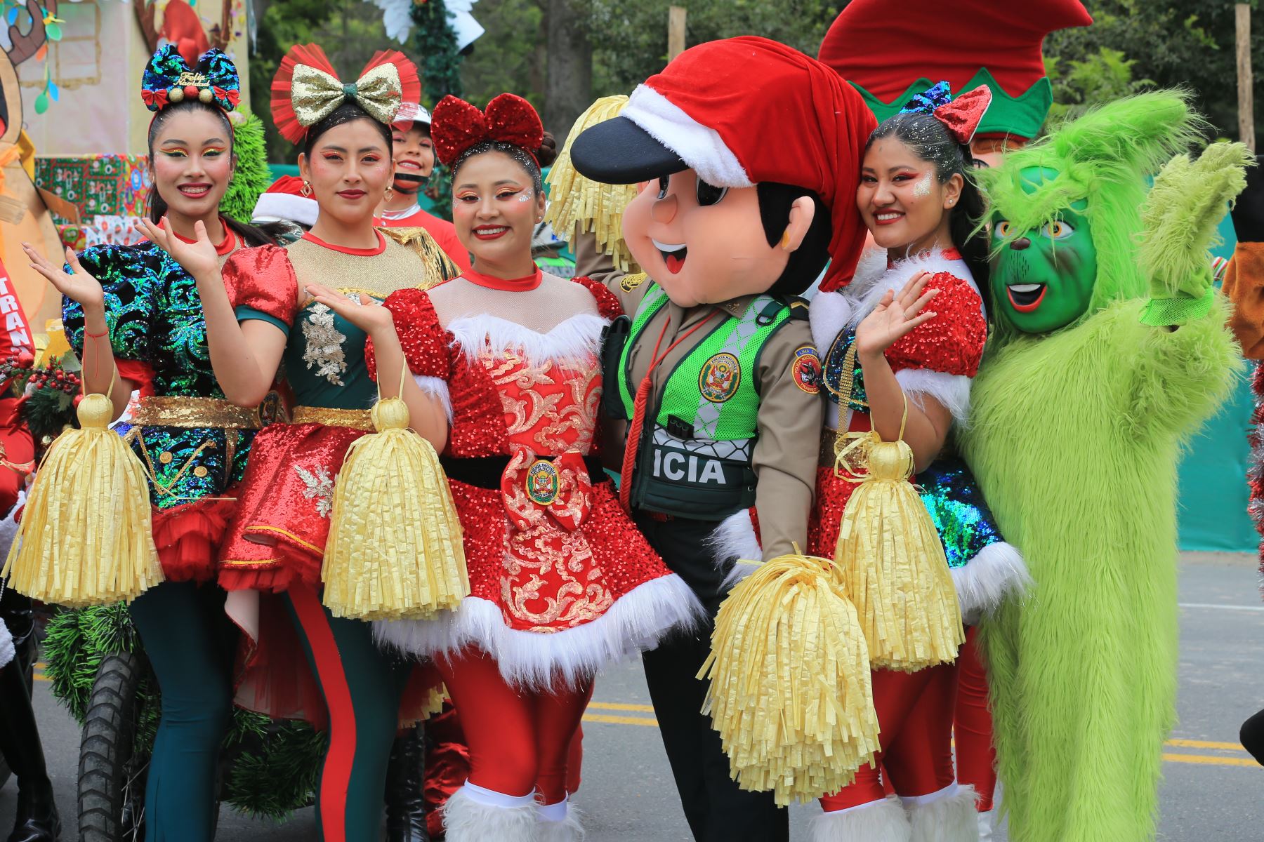 La División de Tránsito realizó una Caravana Navideña con el objetivo de llevar un mensaje de alegría, prevención y seguridad vial a la ciudadanía durante la temporada festiva. La actividad se inició en el Campo de Marte y contó con la participación de personal policial, vehículos institucionales y mensajes alusivos a la Navidad y a la conducción responsable. El evento fue encabezado por autoridades policiales y contó con presencia de medios de comunicación. Foto: ANDINA/Héctor Vinces