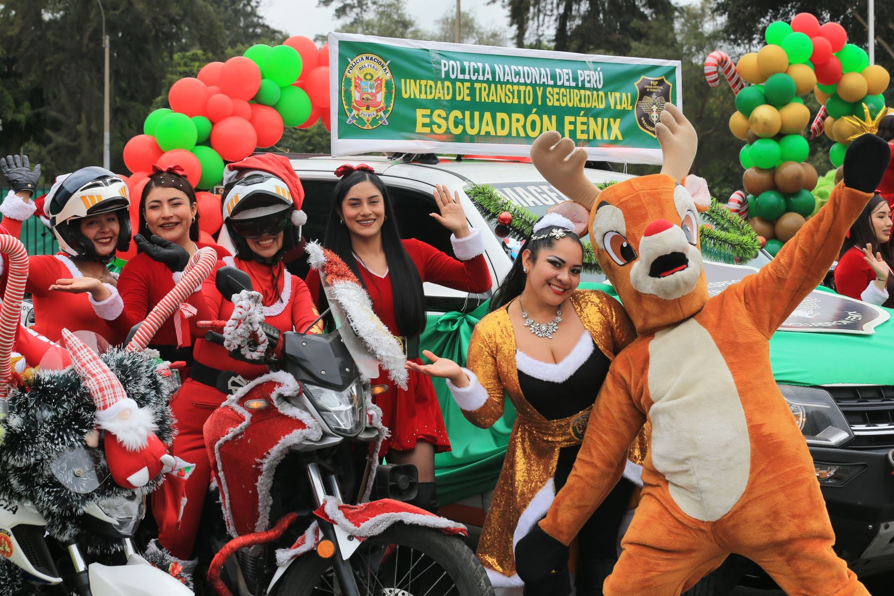 La División de Tránsito realizó una Caravana Navideña con el objetivo de llevar un mensaje de alegría, prevención y seguridad vial a la ciudadanía durante la temporada festiva. La actividad se inició en el Campo de Marte y contó con la participación de personal policial, vehículos institucionales y mensajes alusivos a la Navidad y a la conducción responsable. El evento fue encabezado por autoridades policiales y contó con presencia de medios de comunicación. Foto: ANDINA/Héctor Vinces