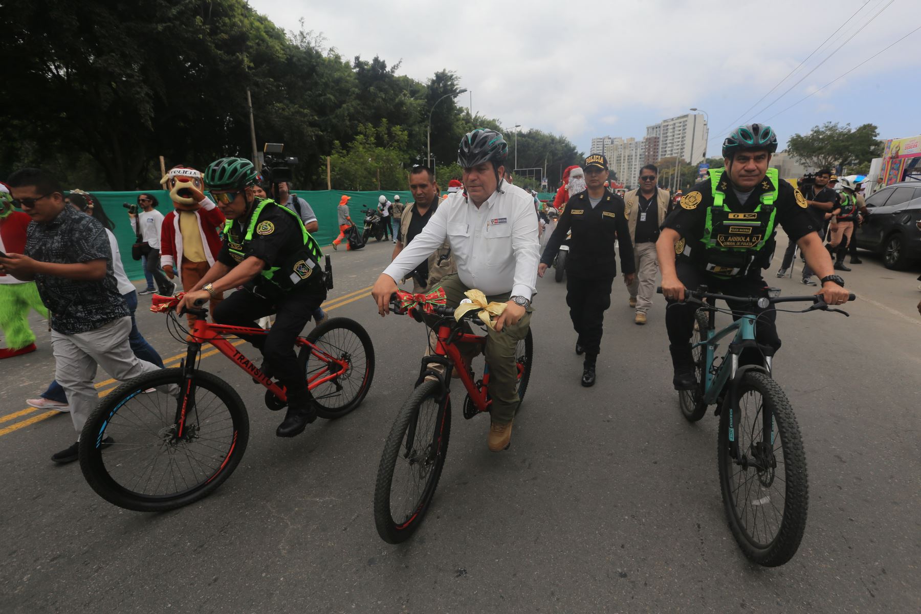 La División de Tránsito realizó una Caravana Navideña con el objetivo de llevar un mensaje de alegría, prevención y seguridad vial a la ciudadanía durante la temporada festiva. La actividad se inició en el Campo de Marte y contó con la participación de personal policial, vehículos institucionales y mensajes alusivos a la Navidad y a la conducción responsable. El evento fue encabezado por autoridades policiales y contó con presencia de medios de comunicación. Foto: ANDINA/Héctor Vinces