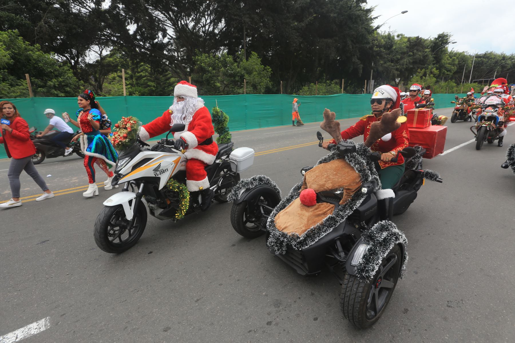 La División de Tránsito realizó una Caravana Navideña con el objetivo de llevar un mensaje de alegría, prevención y seguridad vial a la ciudadanía durante la temporada festiva. La actividad se inició en el Campo de Marte y contó con la participación de personal policial, vehículos institucionales y mensajes alusivos a la Navidad y a la conducción responsable. El evento fue encabezado por autoridades policiales y contó con presencia de medios de comunicación. Foto: ANDINA/Héctor Vinces