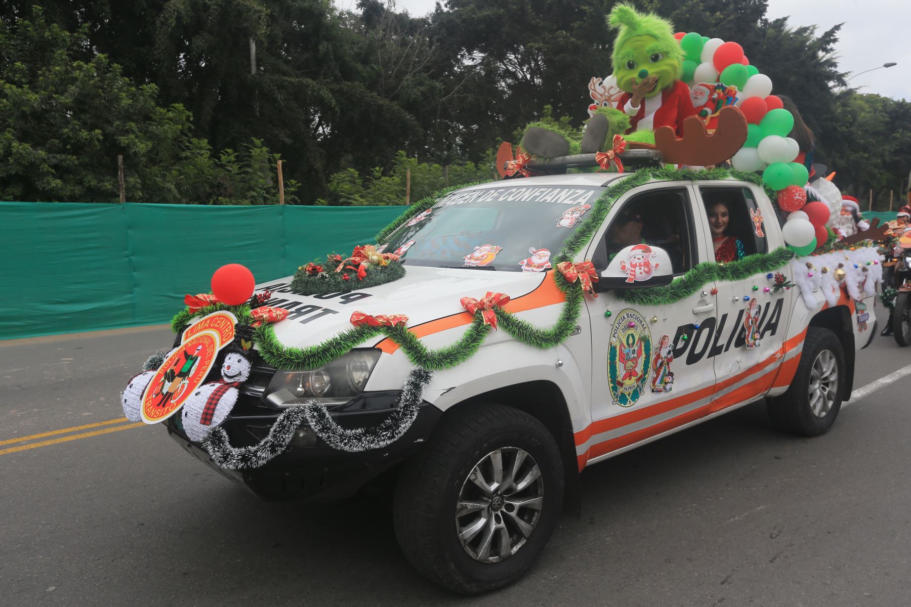 La División de Tránsito realizó una Caravana Navideña con el objetivo de llevar un mensaje de alegría, prevención y seguridad vial a la ciudadanía durante la temporada festiva. La actividad se inició en el Campo de Marte y contó con la participación de personal policial, vehículos institucionales y mensajes alusivos a la Navidad y a la conducción responsable. El evento fue encabezado por autoridades policiales y contó con presencia de medios de comunicación. Foto: ANDINA/Héctor Vinces