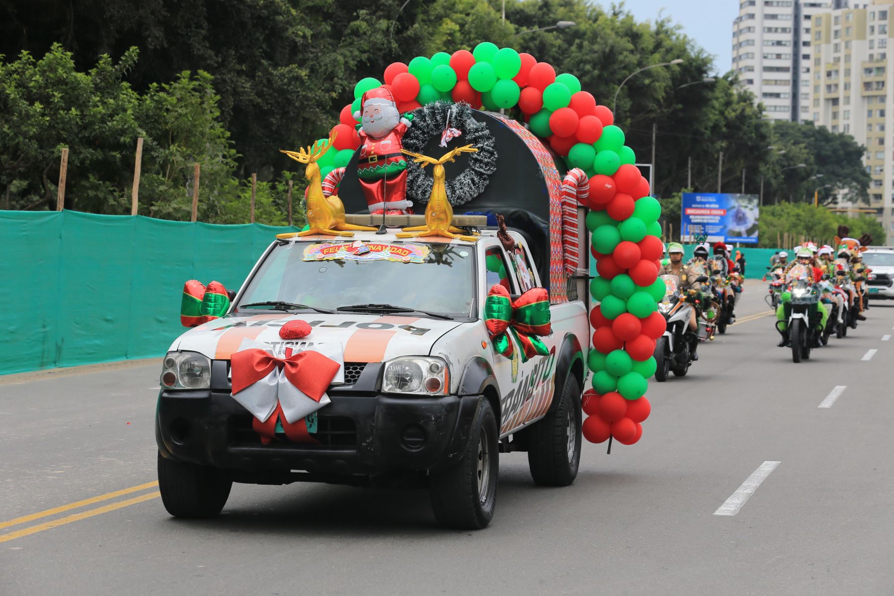 La División de Tránsito realizó una Caravana Navideña con el objetivo de llevar un mensaje de alegría, prevención y seguridad vial a la ciudadanía durante la temporada festiva. La actividad se inició en el Campo de Marte y contó con la participación de personal policial, vehículos institucionales y mensajes alusivos a la Navidad y a la conducción responsable. El evento fue encabezado por autoridades policiales y contó con presencia de medios de comunicación. Foto: ANDINA/Héctor Vinces