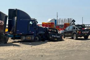 Choque múltiple involucró a cinco vehículos, entre ellos un tráiler cargado con bolsas de cemento, un camión frigorífico que transportaba productos hidrobiológicos, dos camionetas y una miniván.