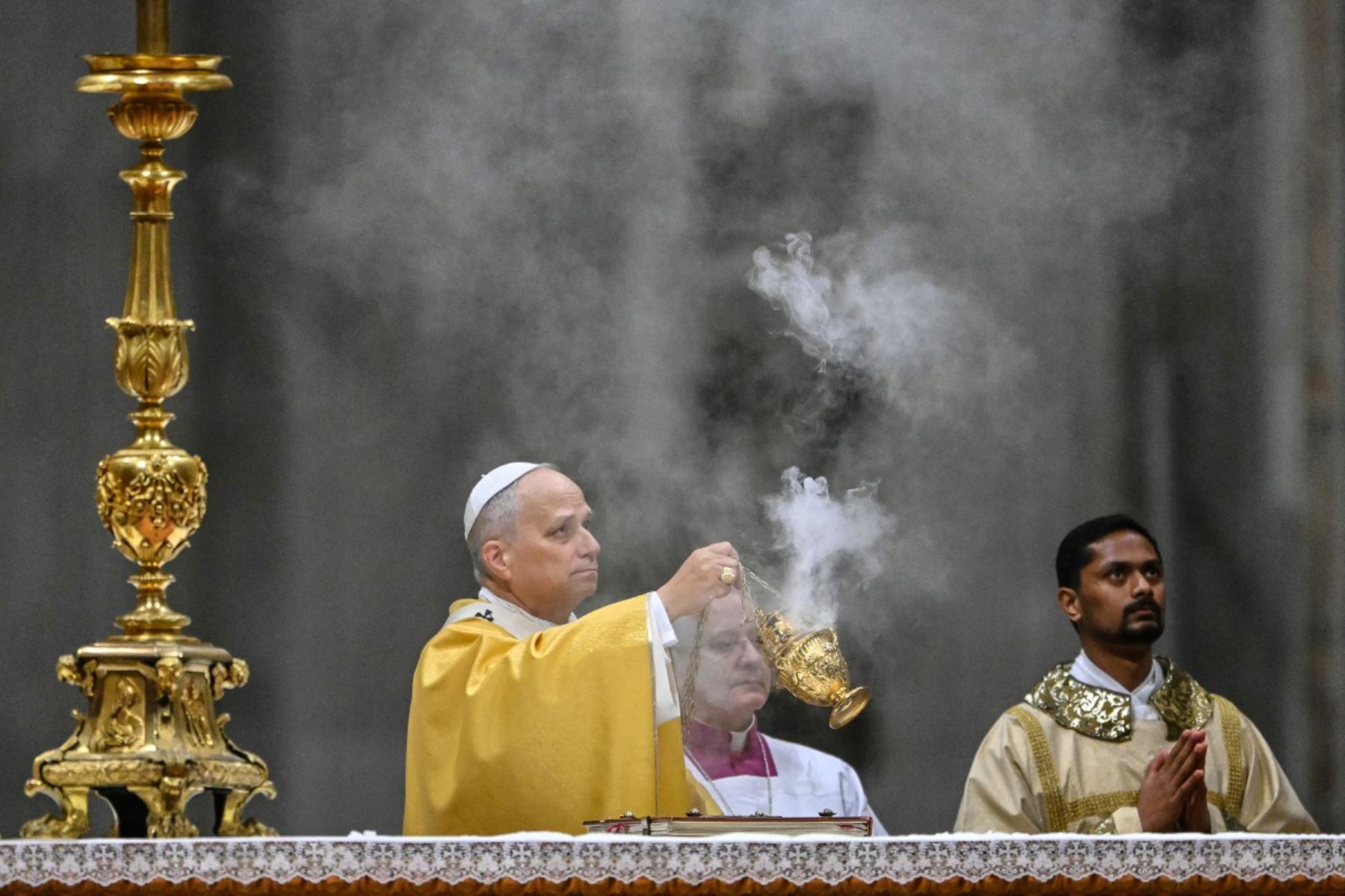 Tras la celebración navideña, León XIV tiene previsto impartir la bendición “Urbi et Orbi” desde el balcón central de la basílica de San Pedro, instancia en la que habitualmente el papa dirige mensajes vinculados a la paz y a los conflictos mundiales. Fotos: ANDINA/AFP