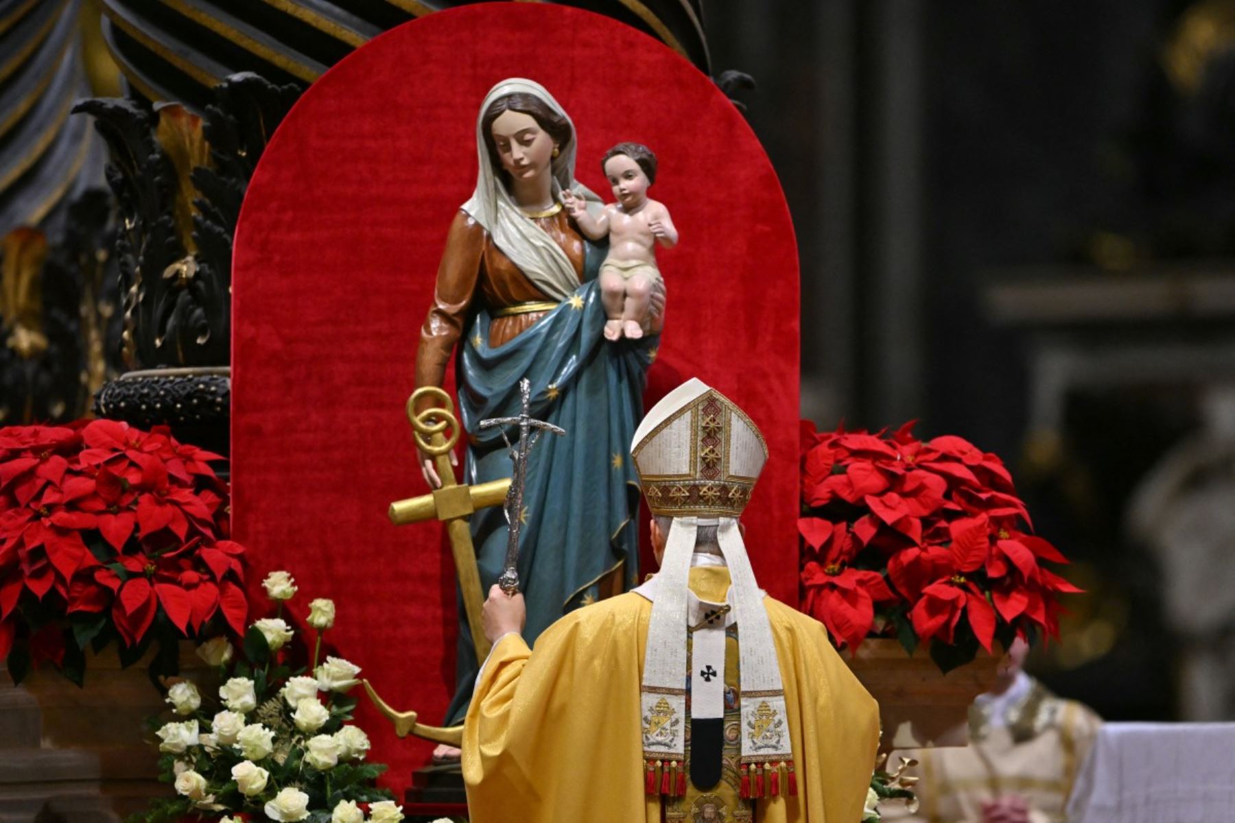 Durante su homilía, el pontífice evitó referencias directas a la coyuntura internacional y centró su mensaje en el sentido espiritual de la Navidad, destacando la dignidad humana y el valor de la fe, la caridad y la esperanza como ejes del cristianismo. Fotos: ANDINA/AFP