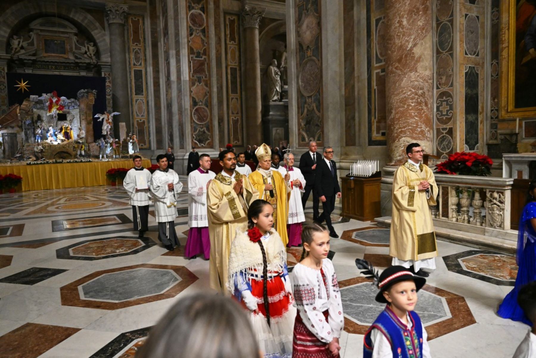 Miles de fieles se congregaron en la plaza de San Pedro pese a la lluvia para seguir la misa de Navidad a través de pantallas gigantes, debido a la limitada capacidad de la basílica. El papa León XIV salió previamente a saludarlos y agradecer su presencia. Fotos: ANDINA/AFP