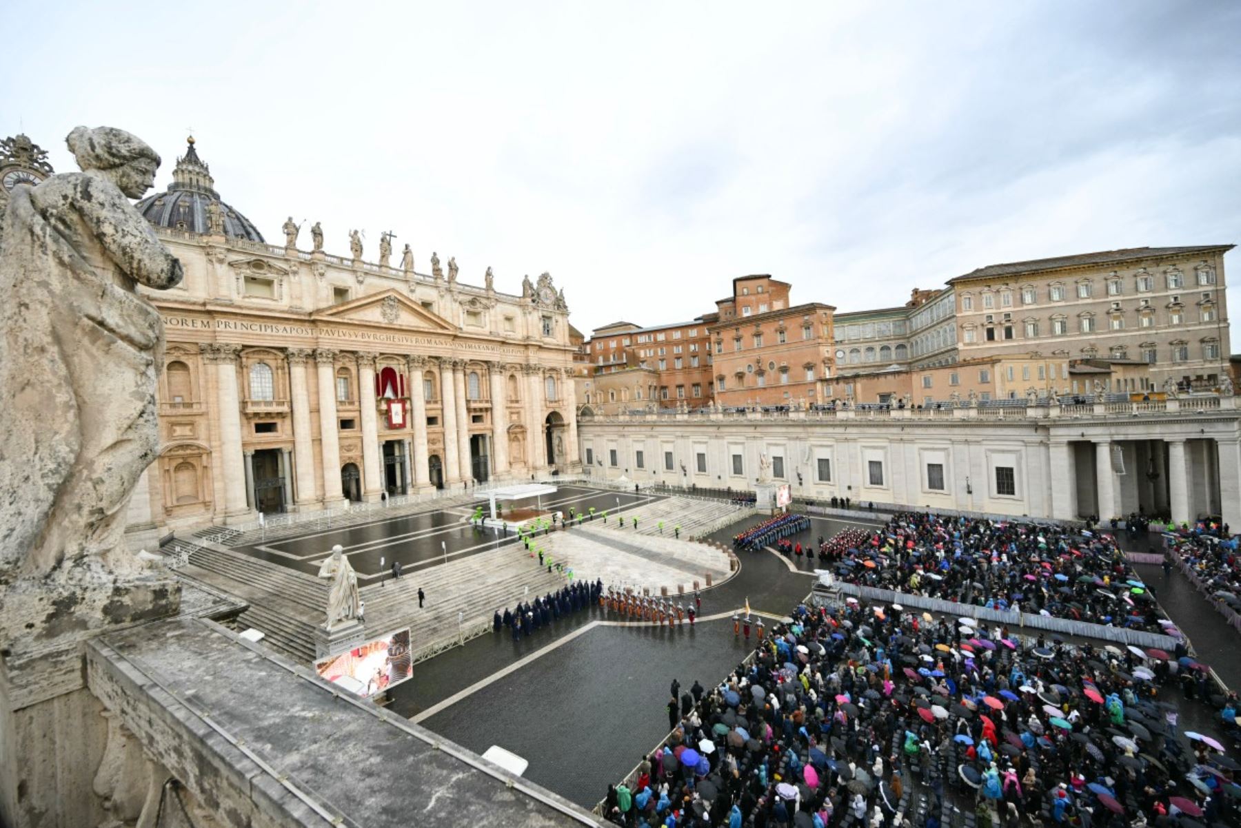 Los fieles esperan frente a la basílica de San Pedro antes de la bendición Urbi et Orbi del Papa León XIV como parte de las celebraciones navideñas, en la plaza de San Pedro en el Vaticano. Foto: AFP