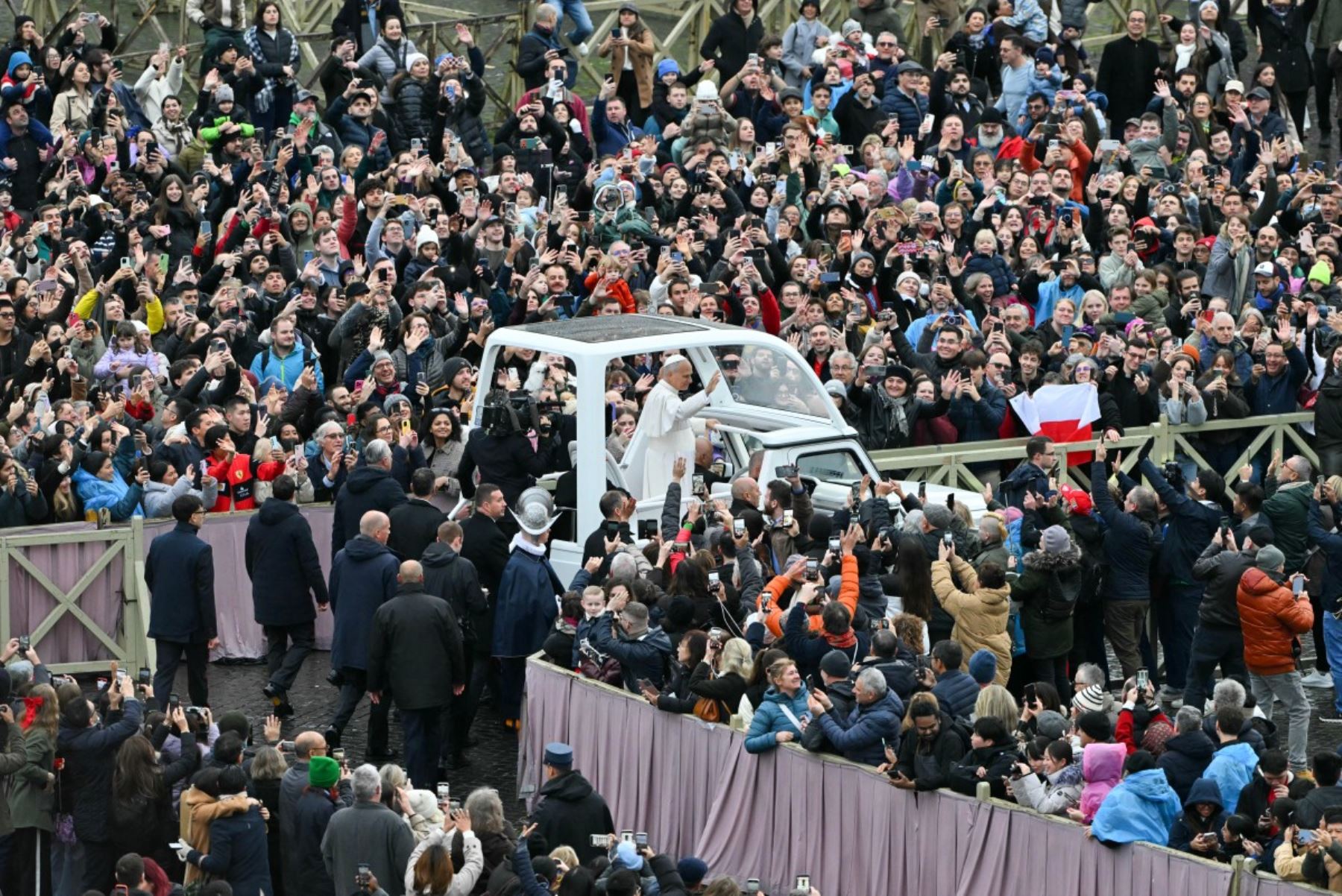 El Papa León XIV saluda a los fieles a su llegada a bordo del papamóvil antes de dirigir el mensaje Urbi et Orbi y la bendición a la ciudad y al mundo como parte de las celebraciones navideñas, en la plaza de San Pedro en el Vaticano. AFP