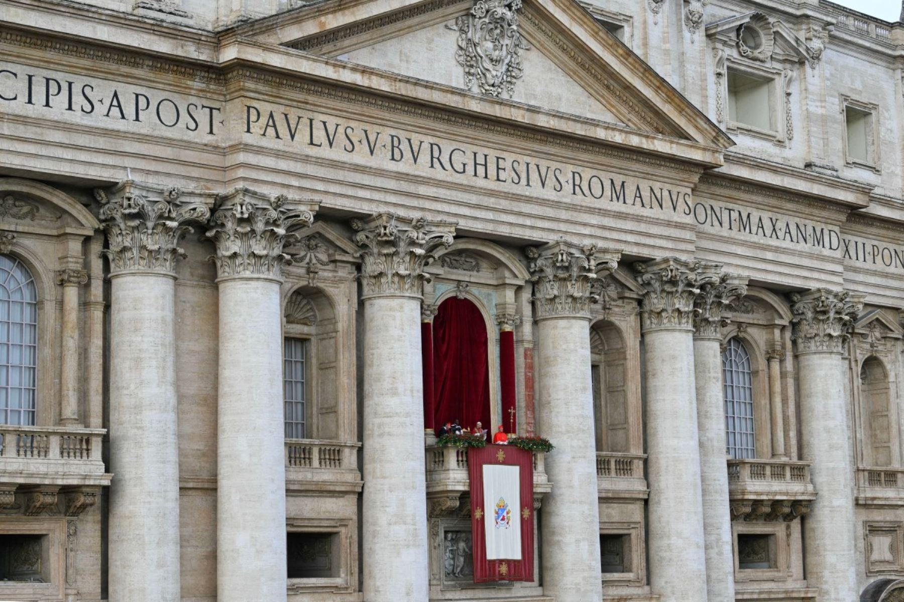 Esta vista general muestra al Papa León XIV de pie en el balcón principal de la basílica de San Pedro mientras pronuncia el mensaje Urbi et Orbi y la bendición a la ciudad y al mundo como parte de las celebraciones navideñas, en la plaza de San Pedro en el Vaticano. AFP