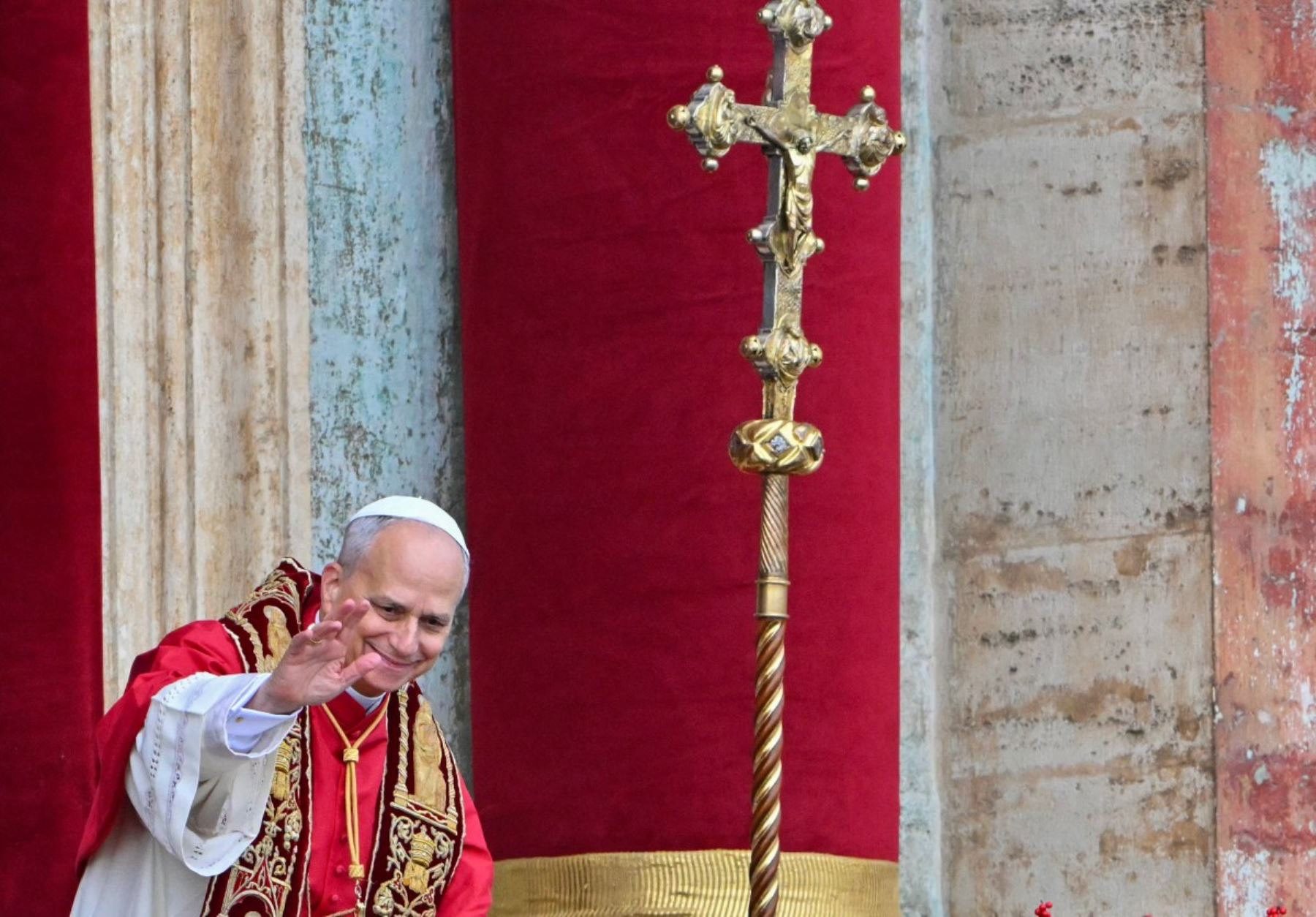 El Papa León XIV saluda a los fieles en el balcón principal de la basílica de San Pedro antes de pronunciar el mensaje Urbi et Orbi y la bendición a la ciudad y al mundo como parte de las celebraciones navideñas, en la plaza de San Pedro en el Vaticano. AFP