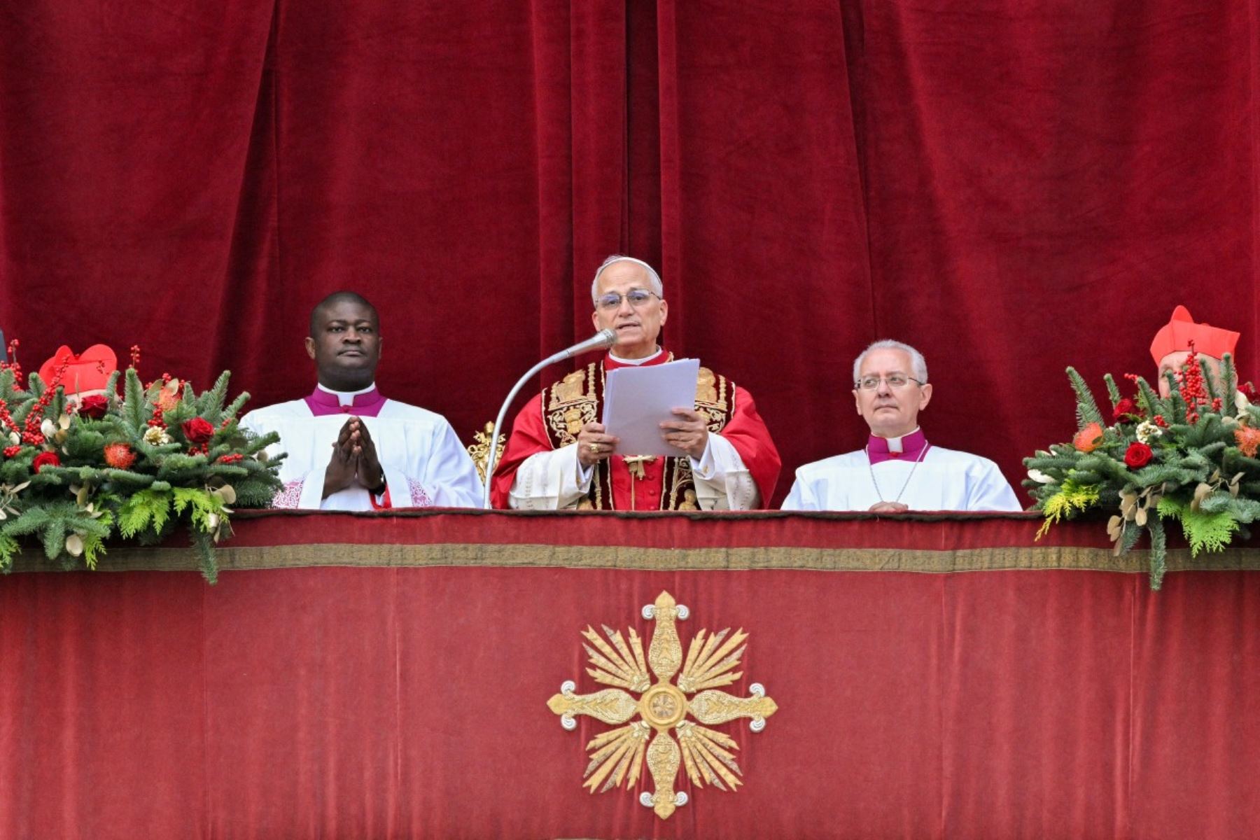 El Papa León XIV pronuncia en el balcón principal de la basílica de San Pedro el mensaje Urbi et Orbi y bendice a la ciudad y al mundo como parte de las celebraciones navideñas, en la plaza de San Pedro en el Vaticano. AFP