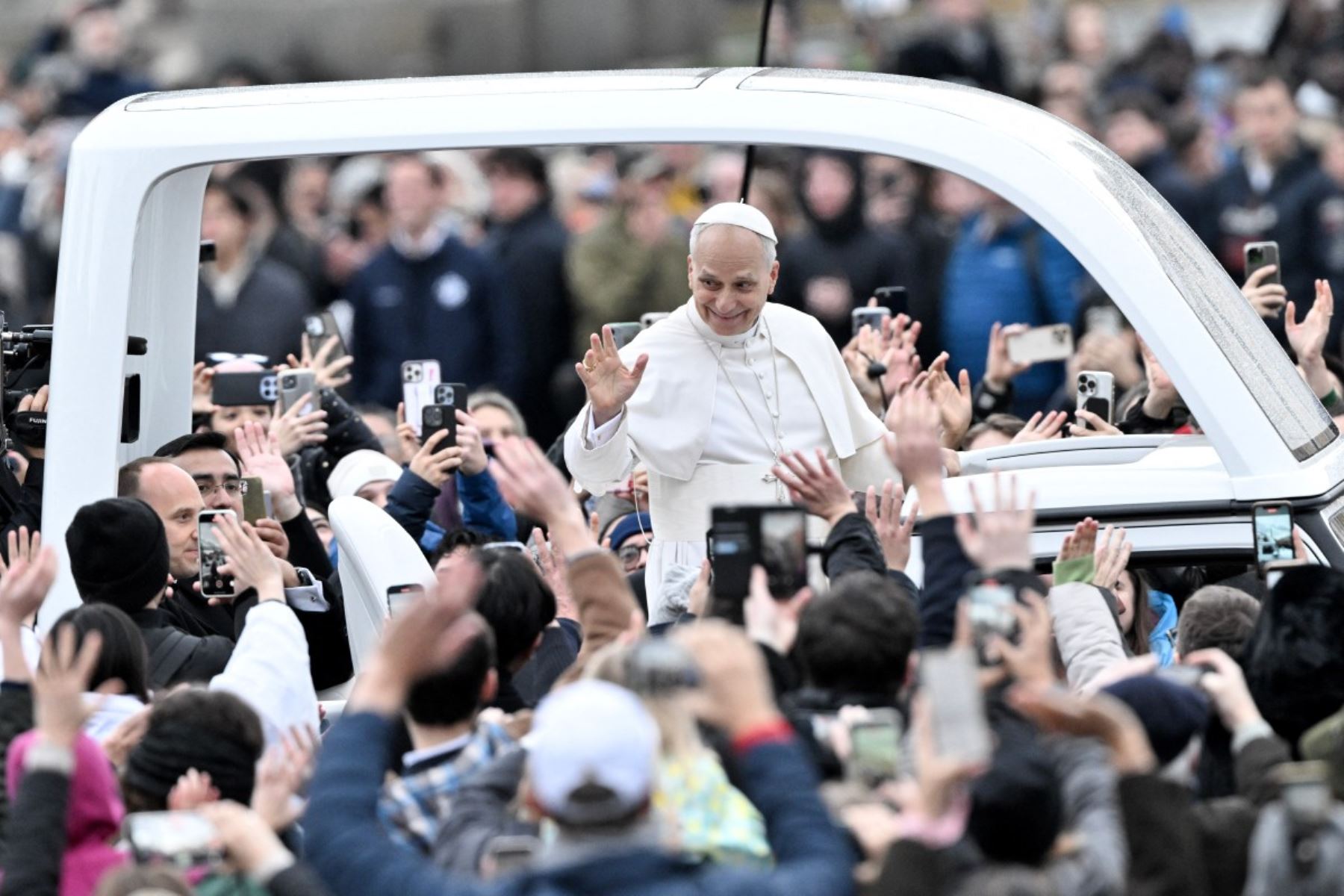 El Papa León XIV saluda a los fieles a su llegada a bordo del papamóvil antes de dirigir el mensaje Urbi et Orbi y la bendición a la ciudad y al mundo como parte de las celebraciones navideñas, en la plaza de San Pedro en el Vaticano. AFP