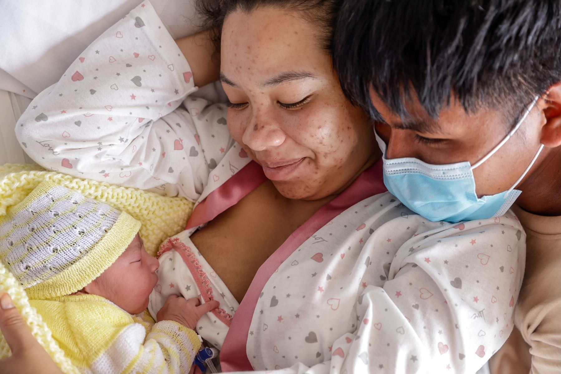 Santiago llegó al mundo en Nochebuena como "una bendición" para sus padres. Nacido a las 12:27 de la medianoche y con un peso de 3 kilos 430 gramos, el bebé es el primer hijo de Shiomara Saavedra, quien se mostró emocionada junto al padre, Euler Vigo. Santiago forma parte de los primeros bebés nacidos en Navidad, presentados por el ministro de Salud, Luis Quiroz, y autoridades del Instituto Nacional Materno Perinatal. Foto: ANDINA/Luis Iparraguirre