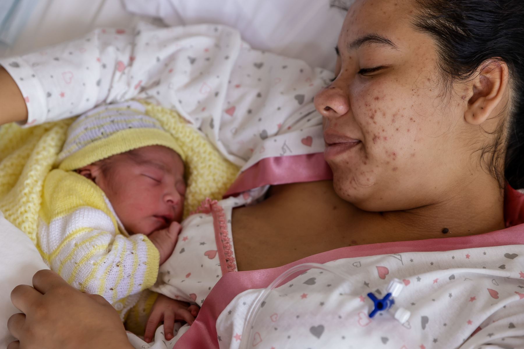 Shiomara Saavedra, de 22 años, sostiene por primera vez a su hijo Santiago tras dar a luz en Nochebuena. Visiblemente emocionada, la joven madre expresó que la llegada de su primer bebé representa una bendición y agradeció que haya nacido sano y en buenas condiciones, en una fecha tan significativa para su familia. Foto: ANDINA/Luis Iparraguirre