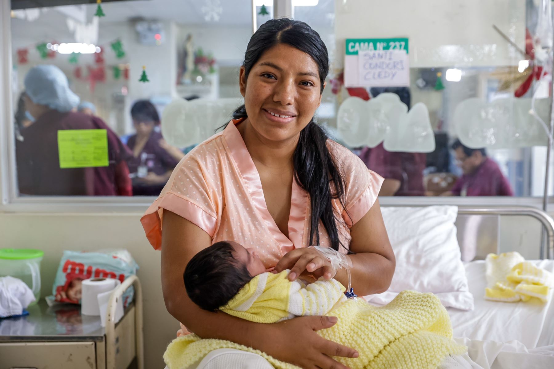 Cledy Santi Condori, de 31 años, dio a luz a su tercera hija en Navidad, pese a que su parto estaba programado para una fecha posterior. La bebé nació a las 12:01 de la medianoche y pesó 3 kilos 510 gramos. La madre señaló que el nacimiento fue inesperado y lo considera un verdadero milagro. Foto: Andina/Luis Iparraguirre