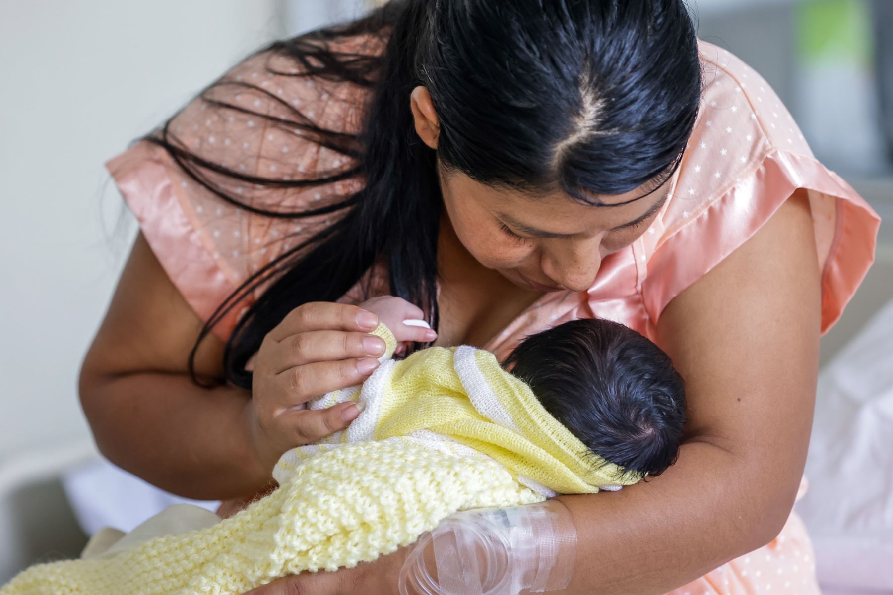 Conmovida, Cledy Santi Condori besa a su recién nacida minutos después del parto adelantado ocurrido en Nochebuena. Aún emocionada por la llegada inesperada de su hija, la madre confesó que todavía no ha definido el nombre de la bebé, debido a la sorpresa y nerviosismo del momento. Foto: ANDINA/Luis Iparraguirre