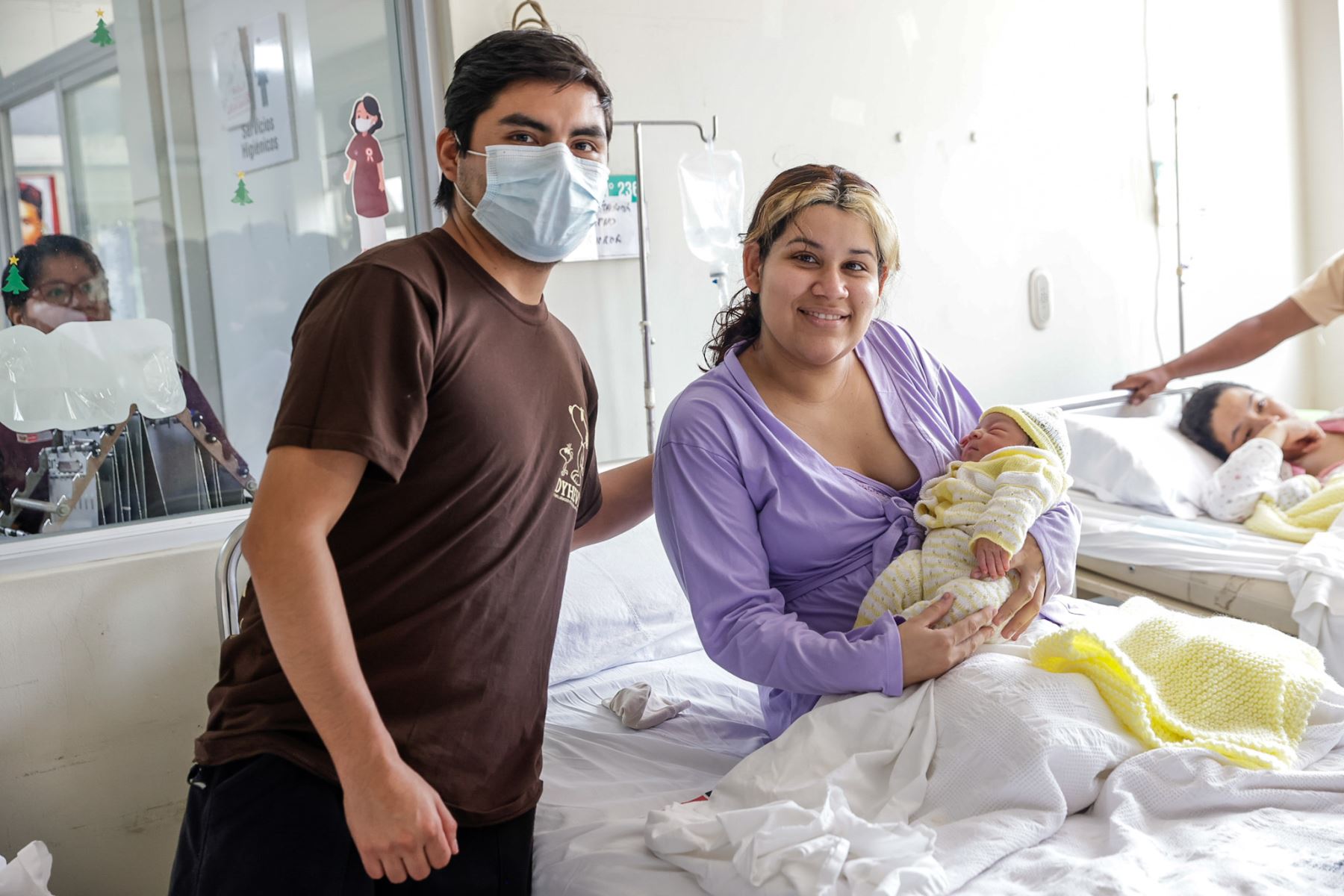 María Moreno sostiene a su hijo Elijah con una sonrisa tranquila al lado de su esposo. Venezolana de nacimiento, cuenta entre risas que, al preguntarle si su bebé sería más peruano que el ceviche o más venezolano que la arepa, no dudó en responder: “¡más peruano que el ceviche!”. Foto: ANDINA/Luis Iparraguirre