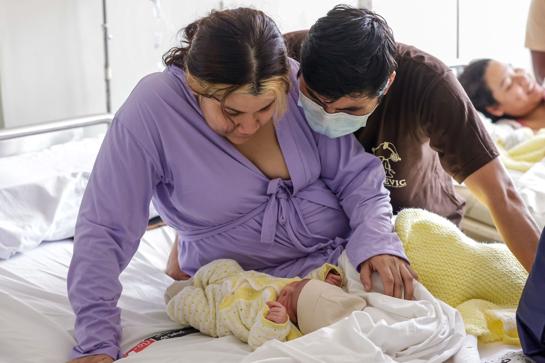 A un costado, los padres observan a Elijah en silencio, como si el tiempo se hubiera detenido. María recuerda que sus dos hijos nacieron en el Perú y que aquí han echado raíces. Entre miradas cómplices y caricias suaves, la familia celebra una historia que cruza fronteras y encuentra hogar en una cuna. Foto: ANDINA/Luis Iparraguirre