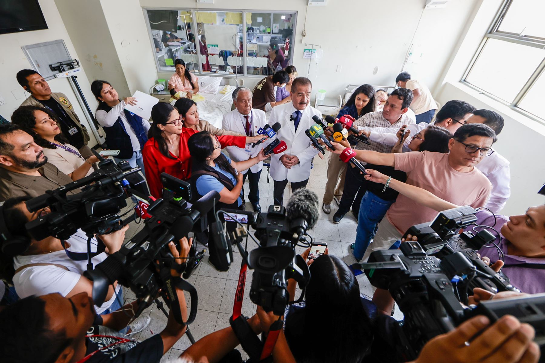 Autoridades del sector Salud participaron en la presentación oficial de los primeros bebés nacidos en Navidad, actividad considerada una tradición histórica del Instituto Nacional Materno Perinatal. El acto resaltó la importancia de la atención materno infantil y el acompañamiento a las familias durante fechas significativas como la Nochebuena. Foto: ANDINA/Luis Iparraguirre