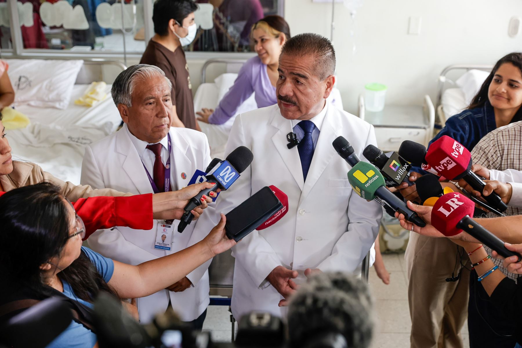 El ministro de Salud, Luis Quiroz, brindó declaraciones durante la ceremonia, destacando el trabajo del personal médico y asistencial del Instituto Nacional Materno Perinatal, así como el compromiso del sector por garantizar una atención segura, oportuna y de calidad a madres y recién nacidos. Foto: ANDINA/Luis Iparraguirre
