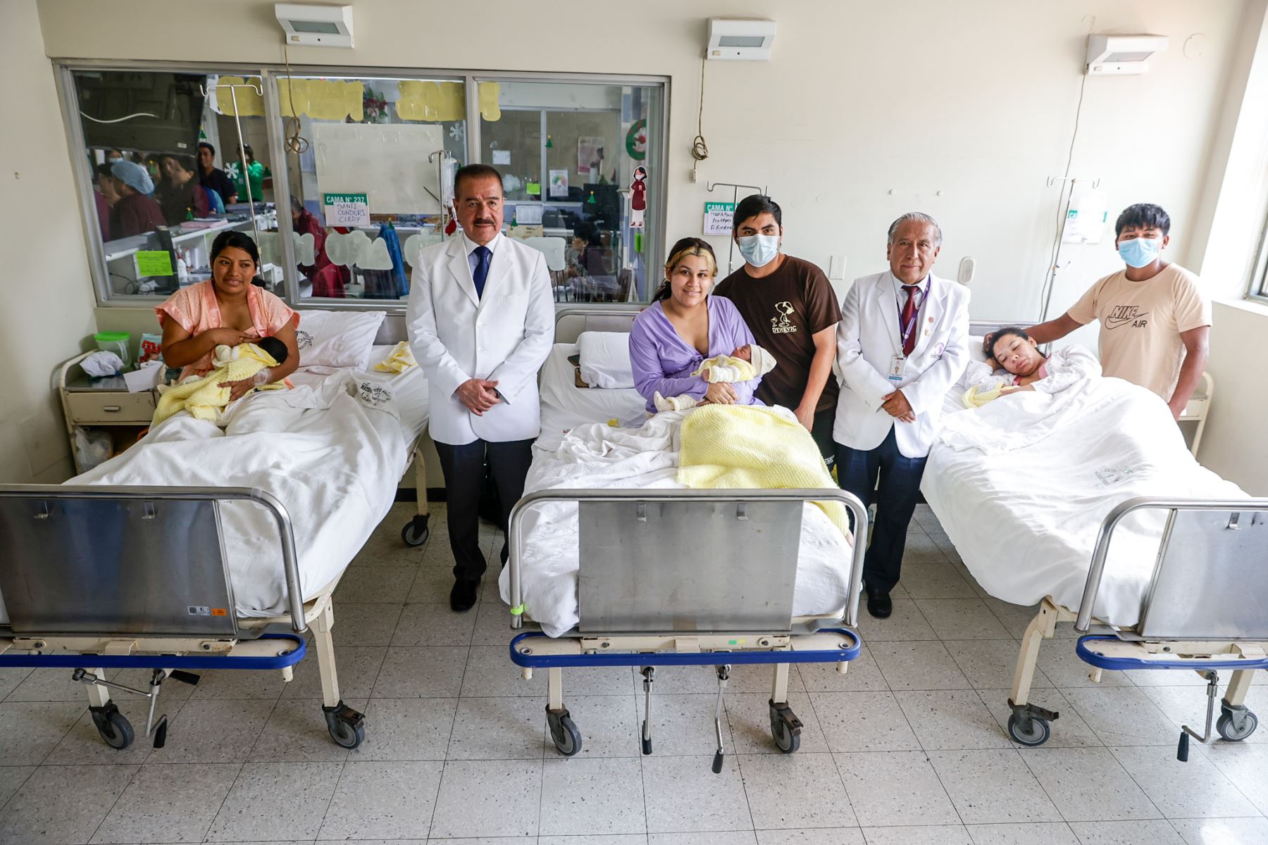 Autoridades del sector Salud, representantes del Instituto Nacional Materno Perinatal y las tres familias participaron en la fotografía oficial junto a los recién nacidos. La imagen simboliza la celebración de la vida y reafirma la tradición institucional de presentar a los primeros bebés nacidos en Navidad como un mensaje de esperanza. Foto: ANDINA/Luis Iparraguirre