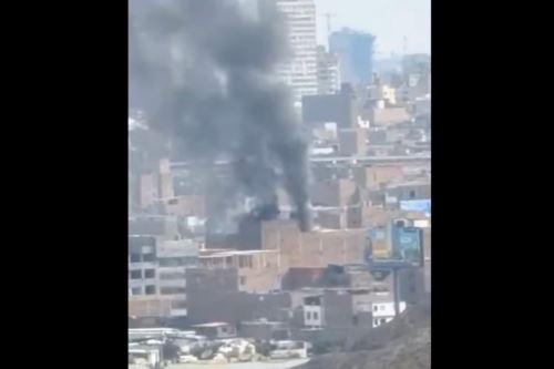 Imagen del incendio de este jueves 25 en el Rímac, difundida por el COEN Defensa Civil en X. Foto: X/COEN Indeci. 