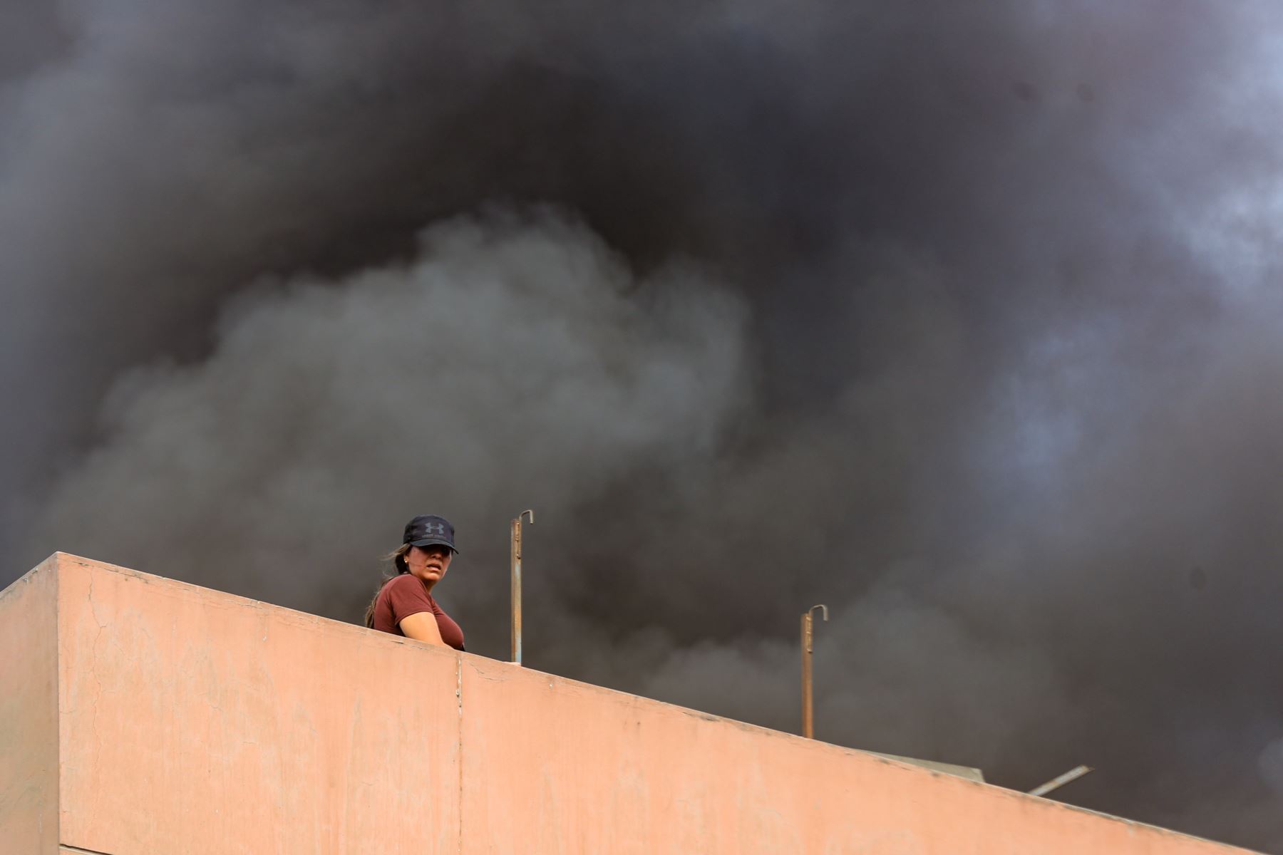 Se registra un incendio de grandes proporciones código 2 en un almacén de cueros de 6 pisos ubicado en la cuadra 11 de la avenida Francisco Pizarro en el Rímac, a pocos metros de un grifo, motivo por el cual 16 unidades de bomberos se encuentran en la zona intentando controlar el siniestro. Foto: ANDINA/Ricardo Cuba