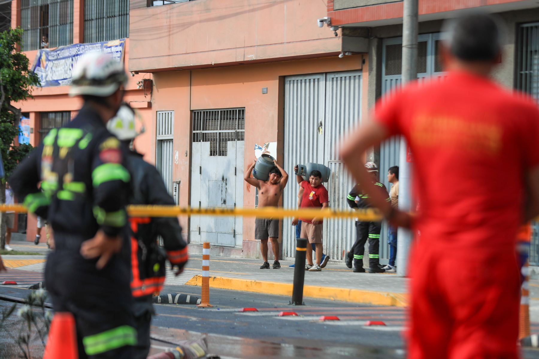 Se registra un incendio de grandes proporciones código 2 en un almacén de cueros de 6 pisos ubicado en la cuadra 11 de la avenida Francisco Pizarro en el Rímac, a pocos metros de un grifo, motivo por el cual 16 unidades de bomberos se encuentran en la zona intentando controlar el siniestro. Foto: ANDINA/Ricardo Cuba