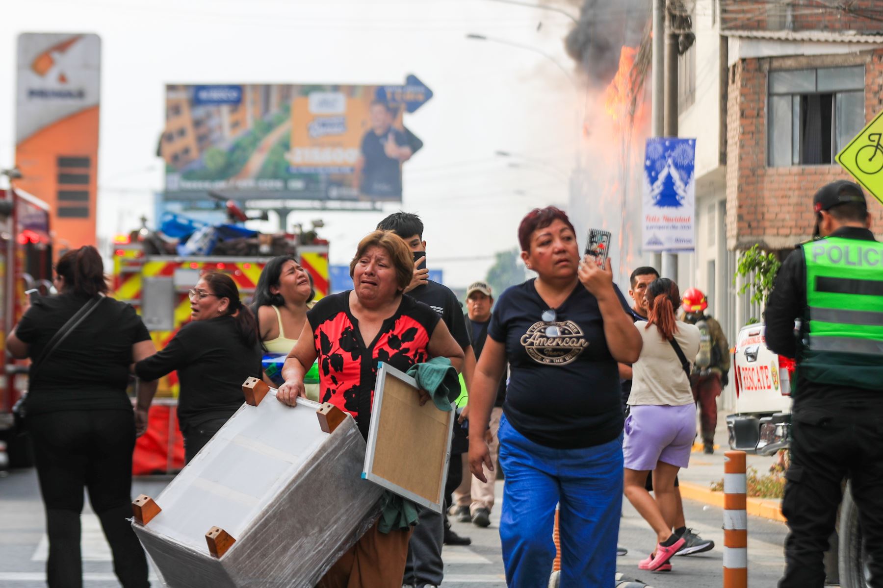 Durante el incendio ocurrido en la cuadra 11 de la avenida Francisco Pizarro en el Rímac, en un almacén de cueros, no se registraron víctimas mortales, según informó Defensa Civil. Especialistas del SAMU atendieron a una persona por inhalación de humo, quien actualmente ya se encuentra estable. Foto: ANDINA/Ricardo Cuba