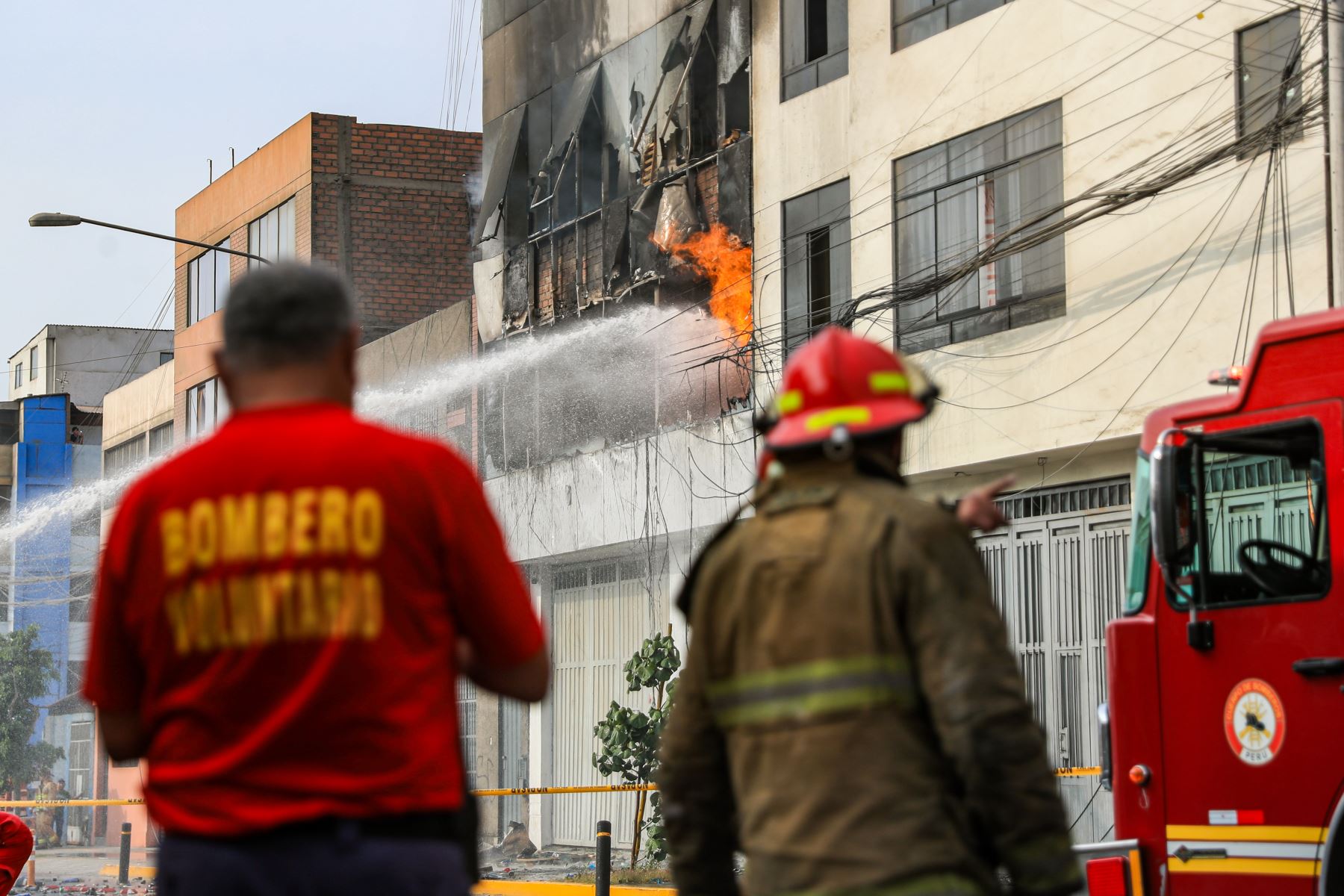 Durante el incendio ocurrido en la cuadra 11 de la avenida Francisco Pizarro en el Rímac, en un almacén de cueros, no se registraron víctimas mortales, según informó Defensa Civil. Especialistas del SAMU atendieron a una persona por inhalación de humo, quien actualmente ya se encuentra estable. Foto: ANDINA/Ricardo Cuba
