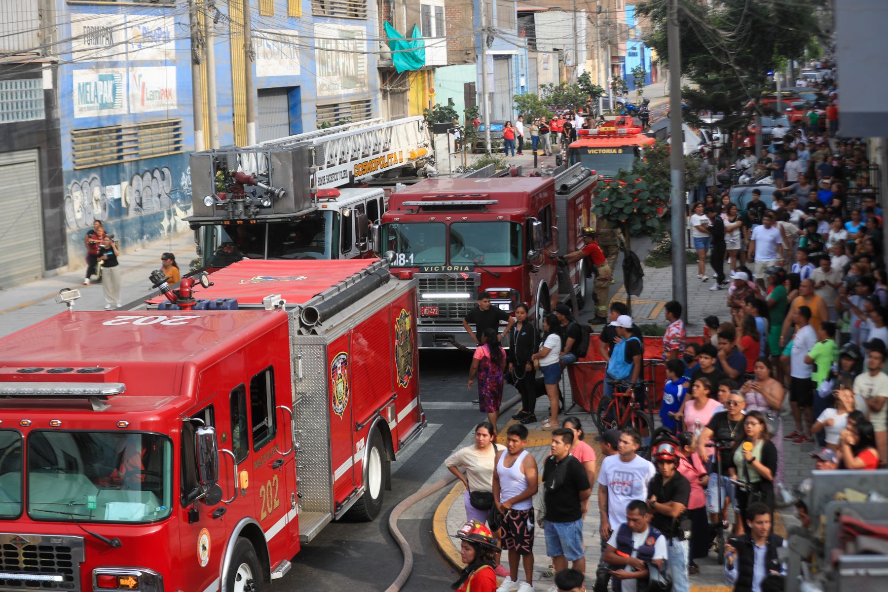 Se registra un incendio de grandes proporciones código 2 en un almacén de cueros de 6 pisos ubicado en la cuadra 11 de la avenida Francisco Pizarro en el Rímac, a pocos metros de un grifo, motivo por el cual 16 unidades de bomberos se encuentran en la zona intentando controlar el siniestro. Foto: ANDINA/Ricardo Cuba