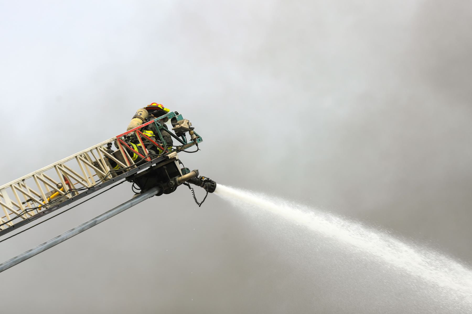 Se registra un incendio de grandes proporciones código 2 en un almacén de cueros de 6 pisos ubicado en la cuadra 11 de la avenida Francisco Pizarro en el Rímac, a pocos metros de un grifo, motivo por el cual 16 unidades de bomberos se encuentran en la zona intentando controlar el siniestro. Foto: ANDINA/Ricardo Cuba